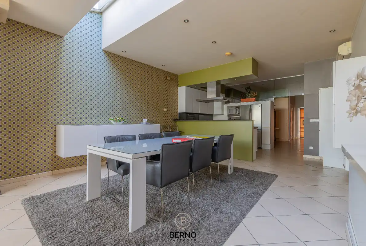 Multifunctionele eigendom met woning en magazijn (300 m²) op 14 are foto 4
