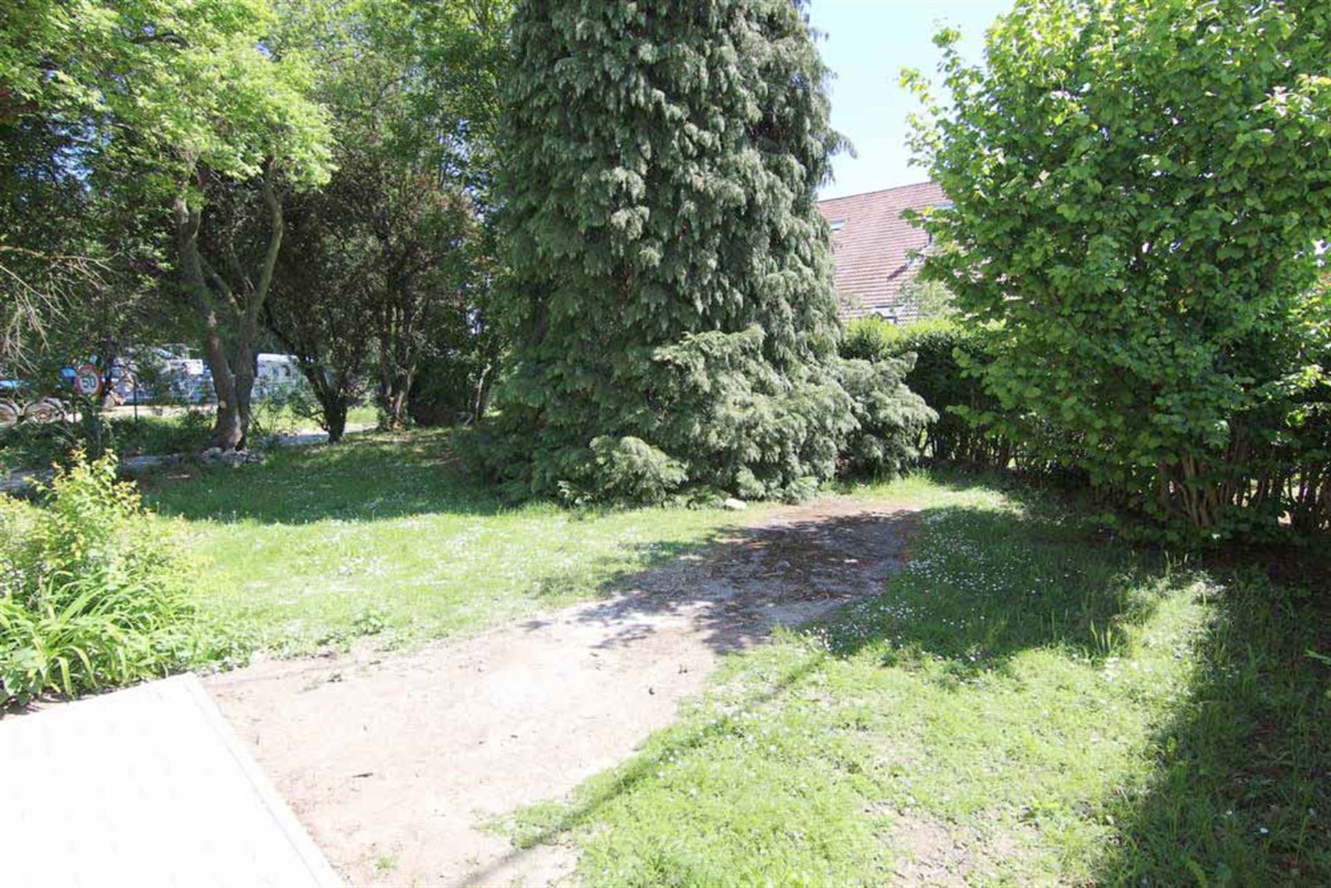 Volledig gerenoveerde woning met tuin foto 19