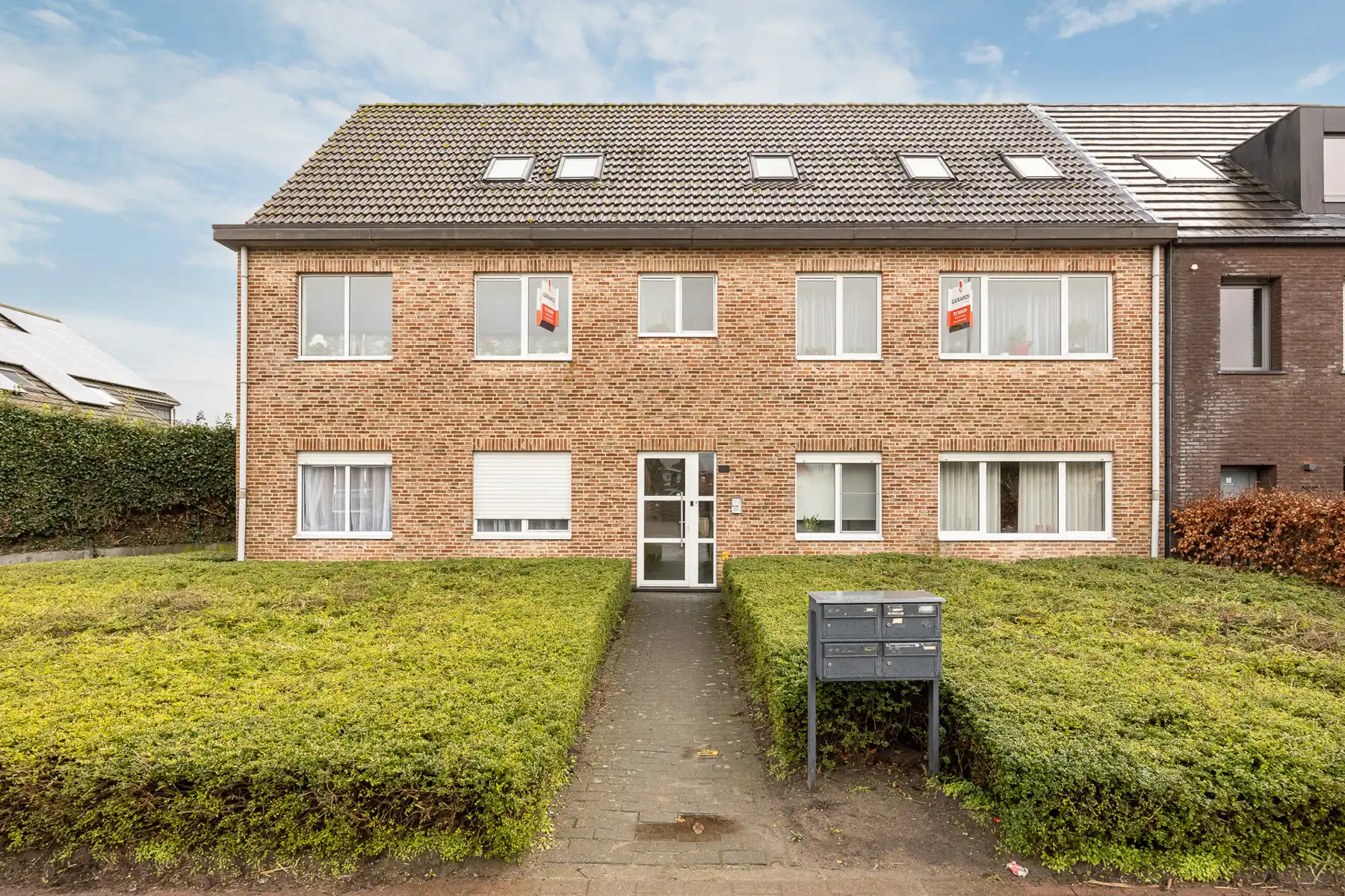 Opbrengsteigendom met 4 appartementen te koop foto {{pictureIndex}}