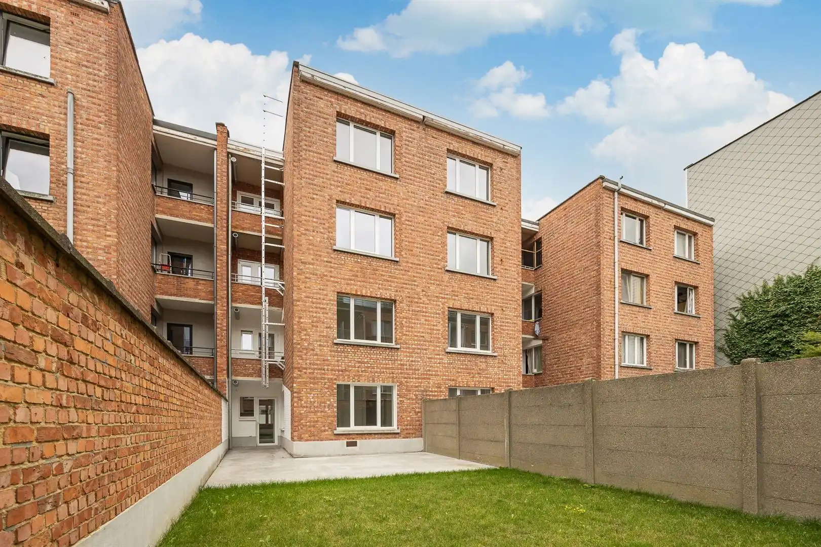 Gelijkvloers met tuin aan Zuidpark foto {{pictureIndex}}