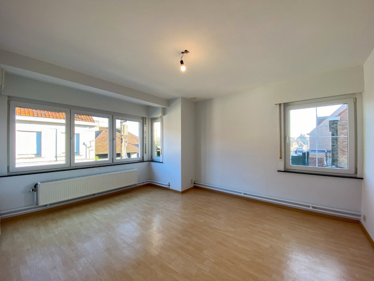 Woning met 4 slaapkamers, garage, loods en tuin. foto 8