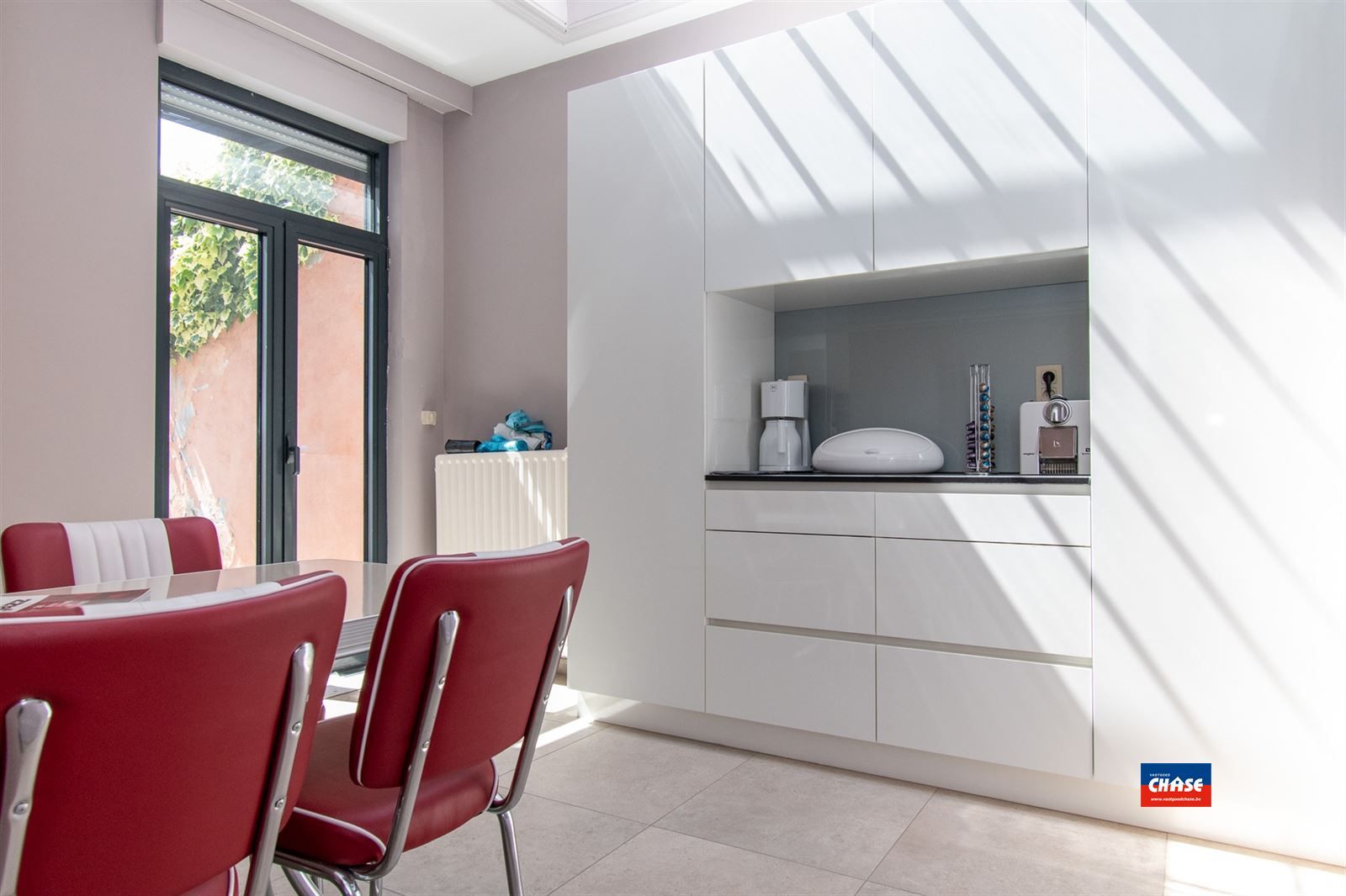 Karaktervolle burgerwoning met 4 ruime slaapkamers en stadstuin foto 8