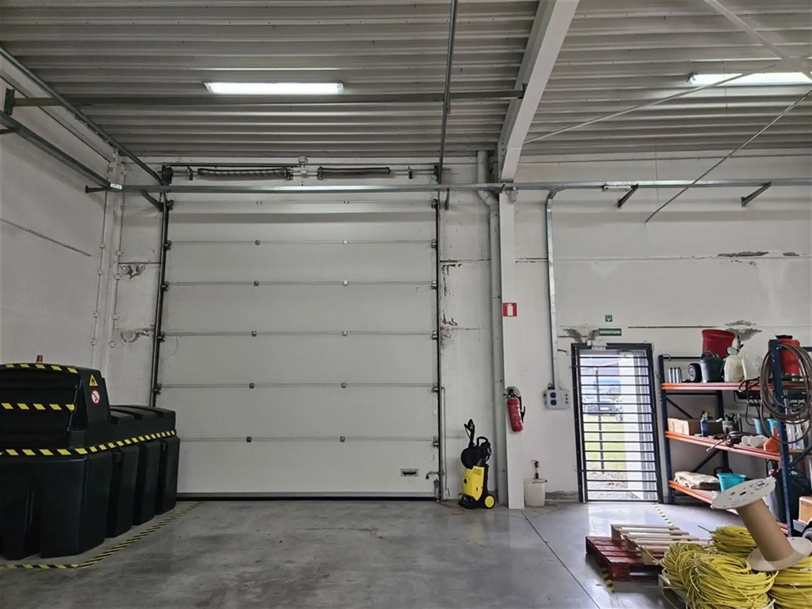 Bedrijfsgebouw met ruime parking te Waregem foto 14