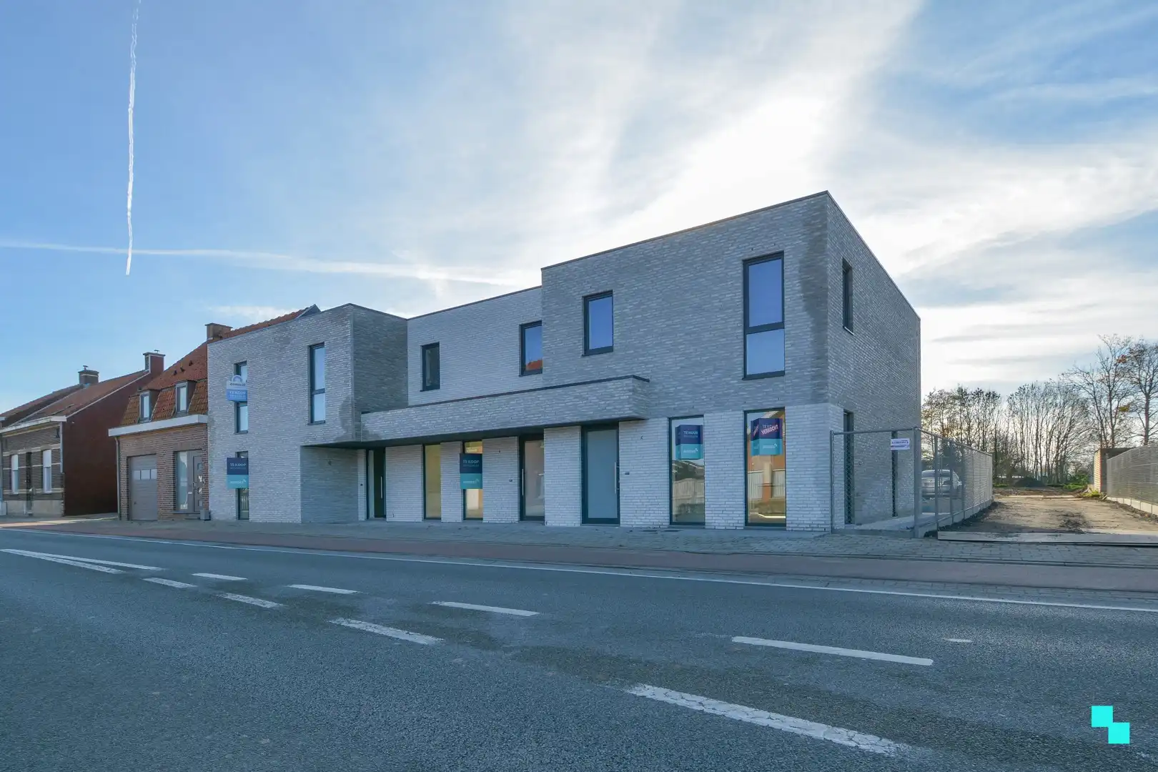 Volledig afgewerkte nieuwbouwwoning met carport te Sleihage foto {{pictureIndex}}