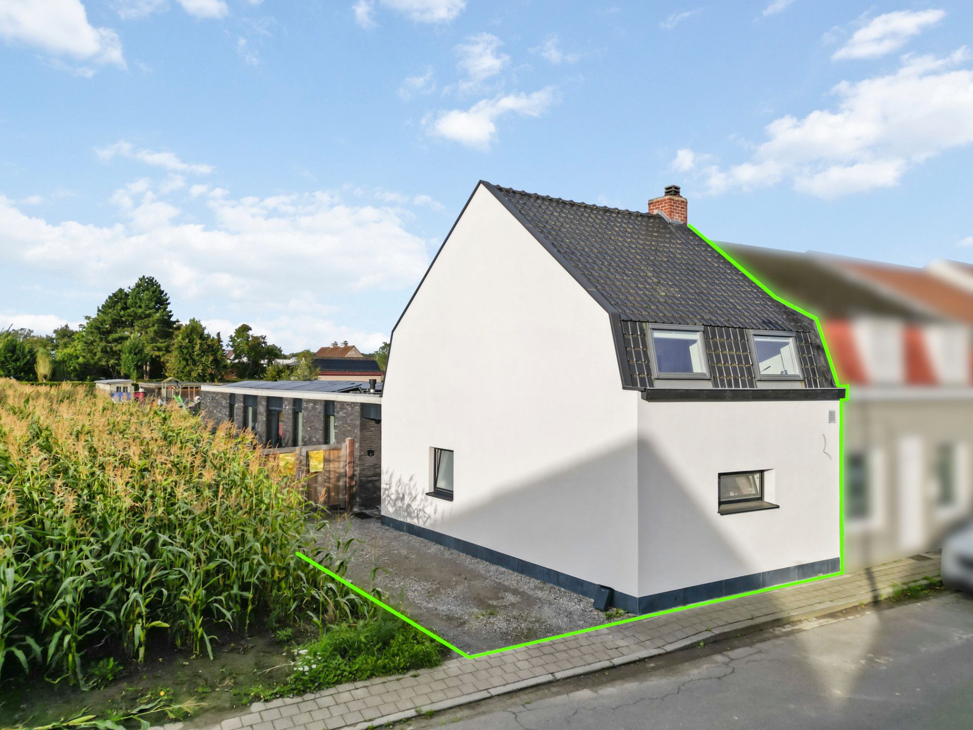 Halfopen woning met moderne voorzieningen! foto 2