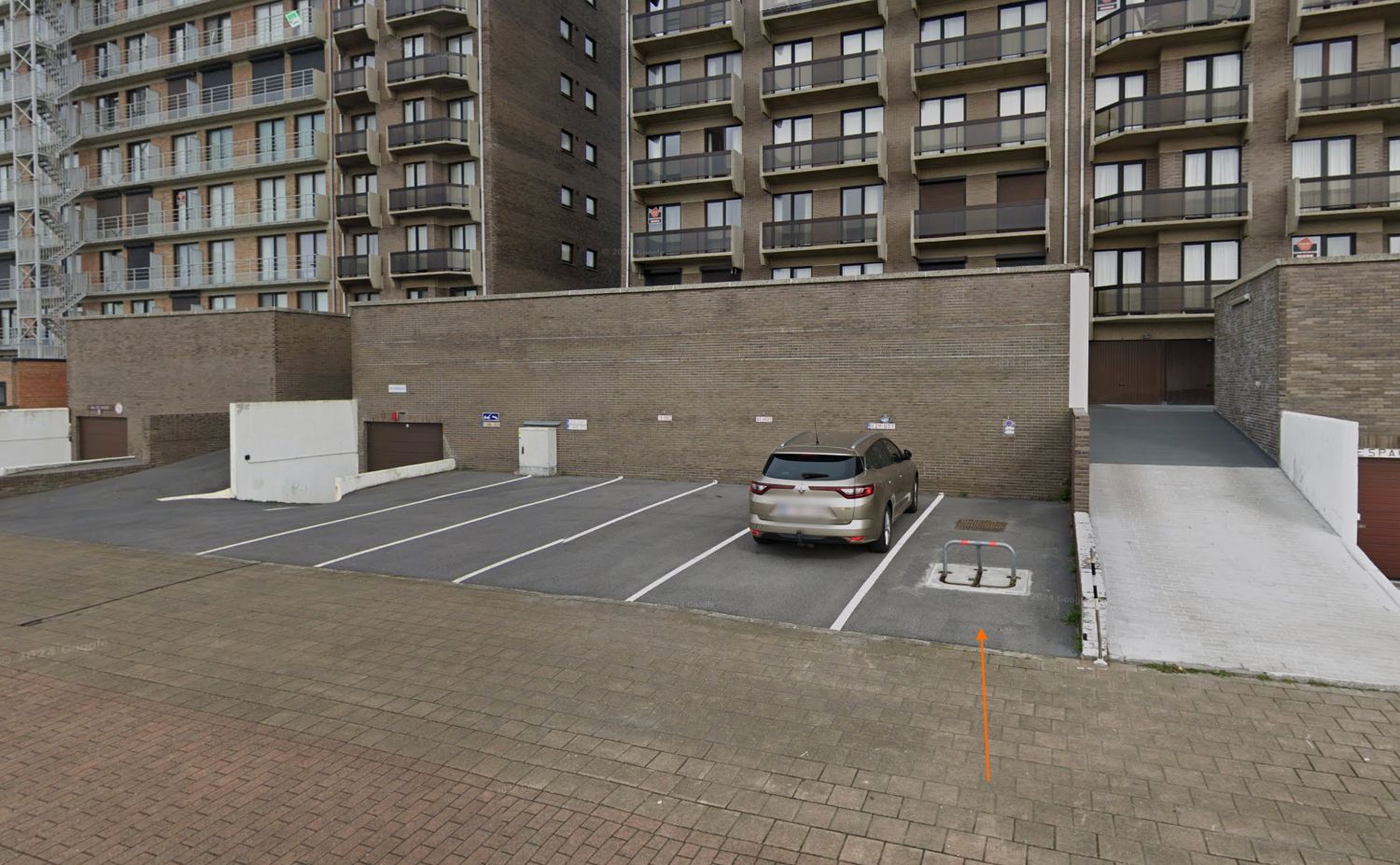 Open parkeerplaats op gunstige locatie foto {{pictureIndex}}