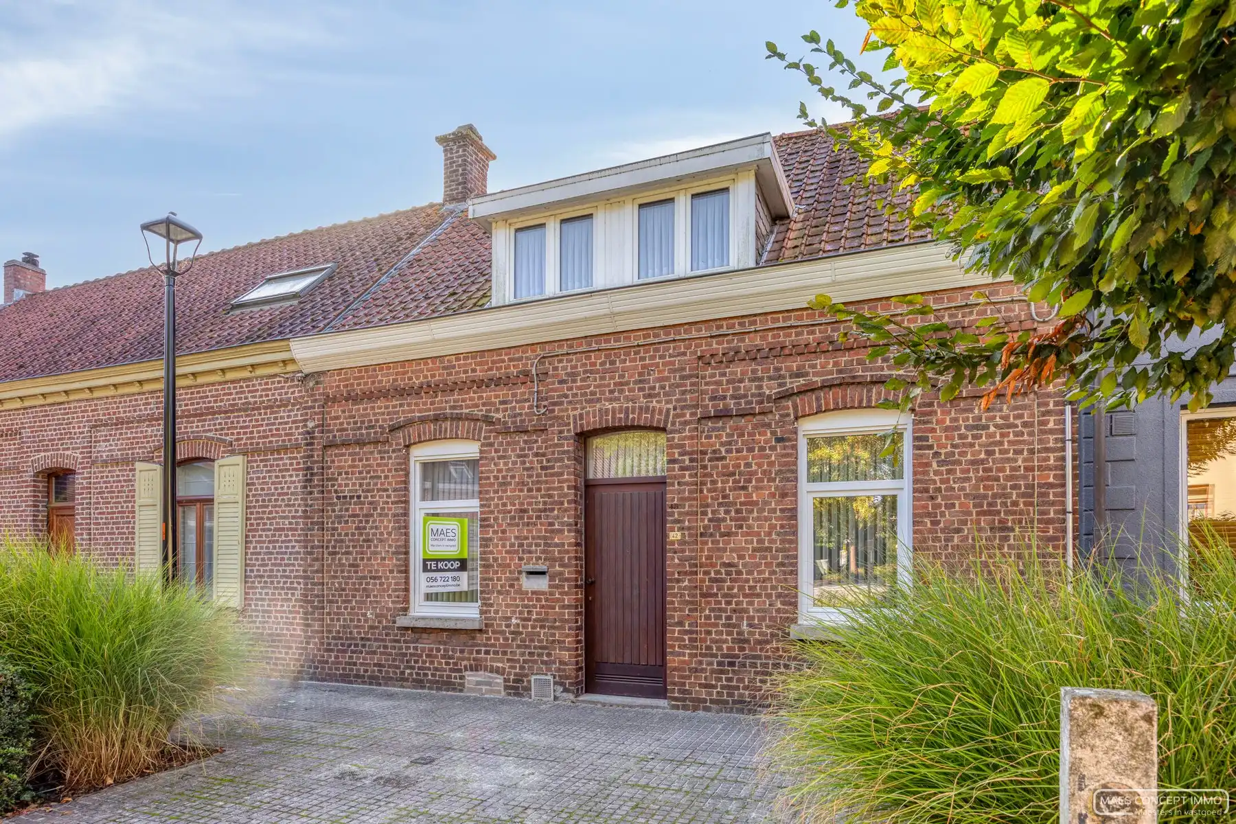 Hoofdfoto van de publicatie: Karaktervolle woning met garage te koop op Elsegemplein (Wortegem)