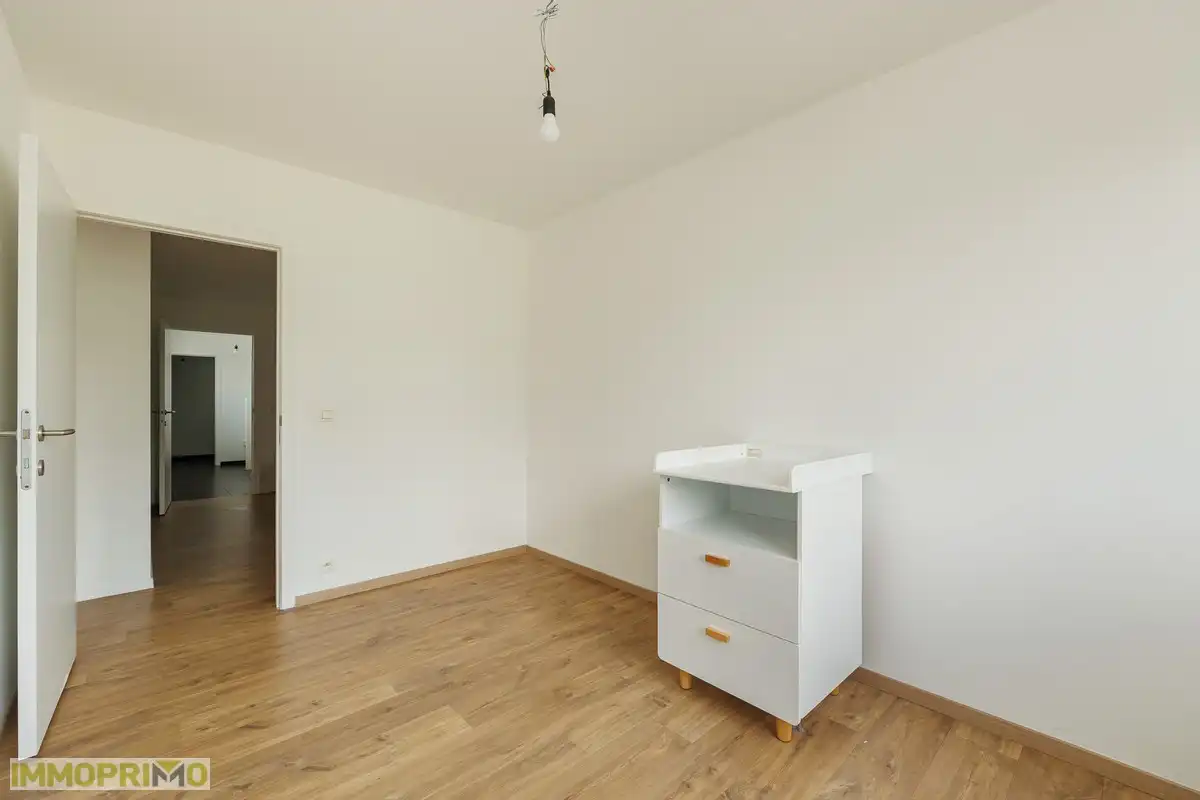Instapklare moderne gezinswoning met lichtrijke leefruimte en gezellige stadstuin foto 12