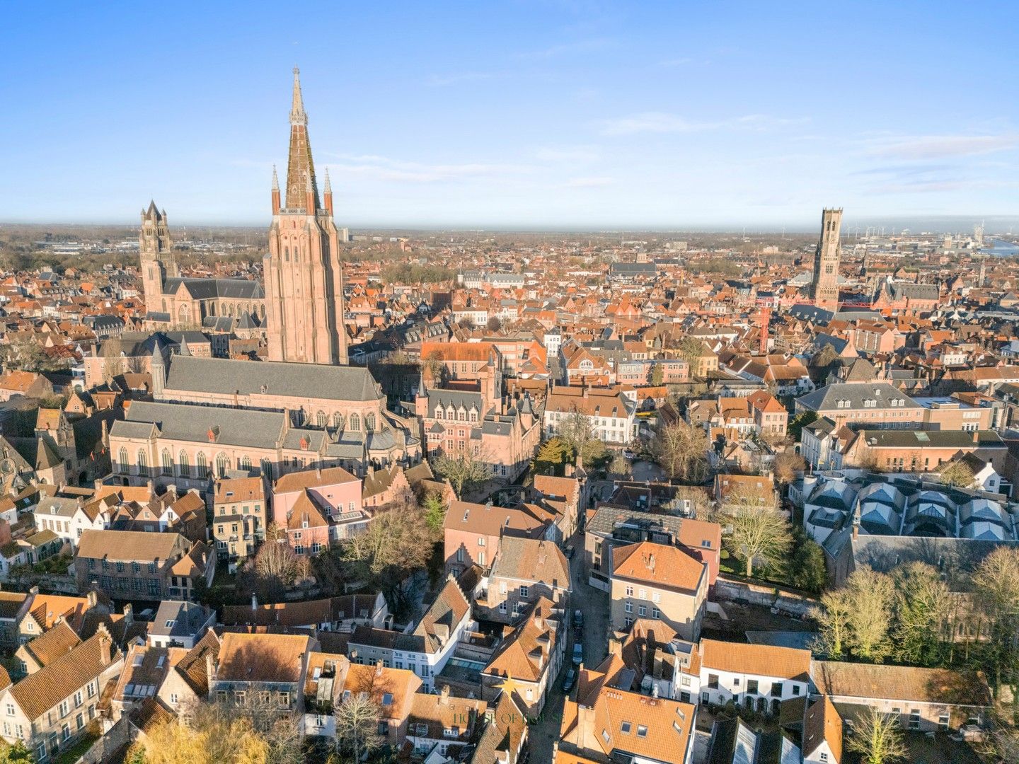 Subliem gerenoveerde stadswoning in een uitzonderlijk historisch kader rond de Onze-Lieve-Vrouwekerk foto 21