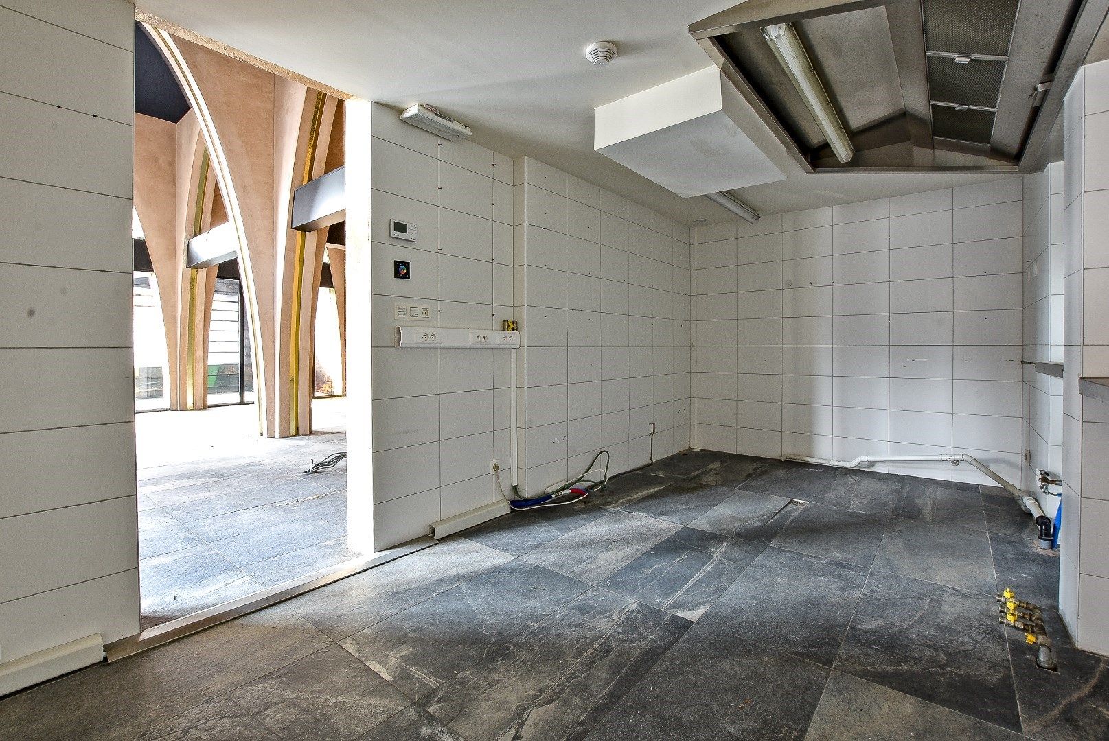Klassevolle handelszaak op commerciële toplocatie te Diksmuide! foto 9