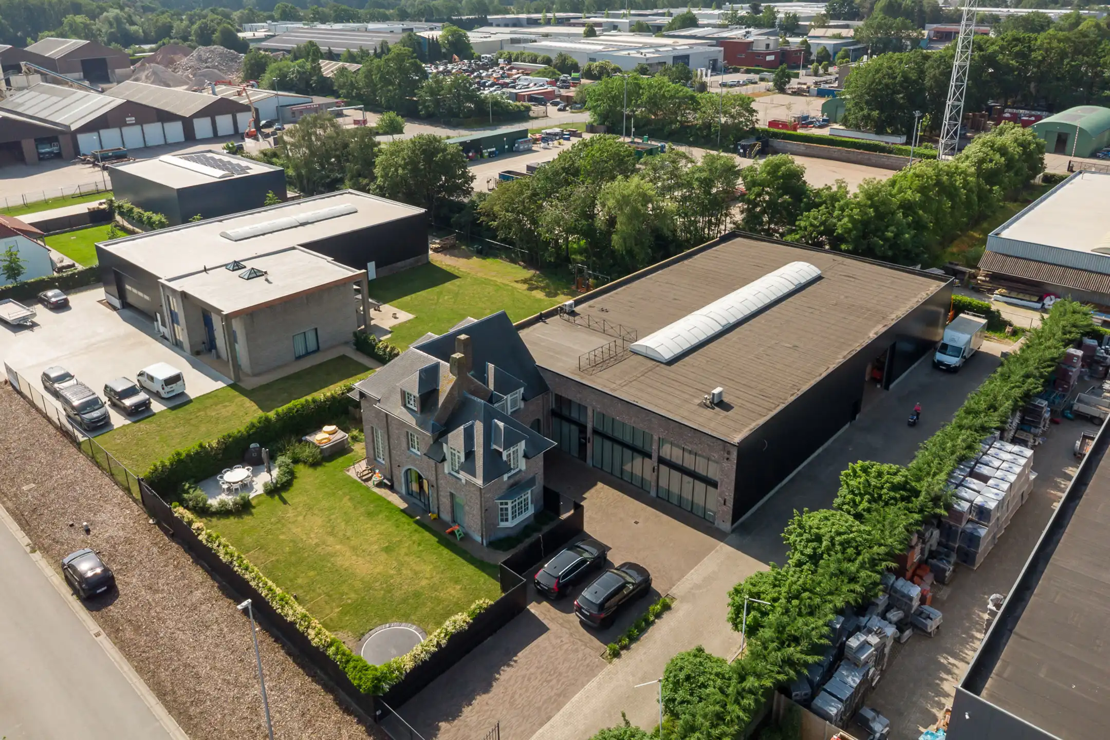 Magazijn met showroom, kantoren en prachtige woning te koop foto 22