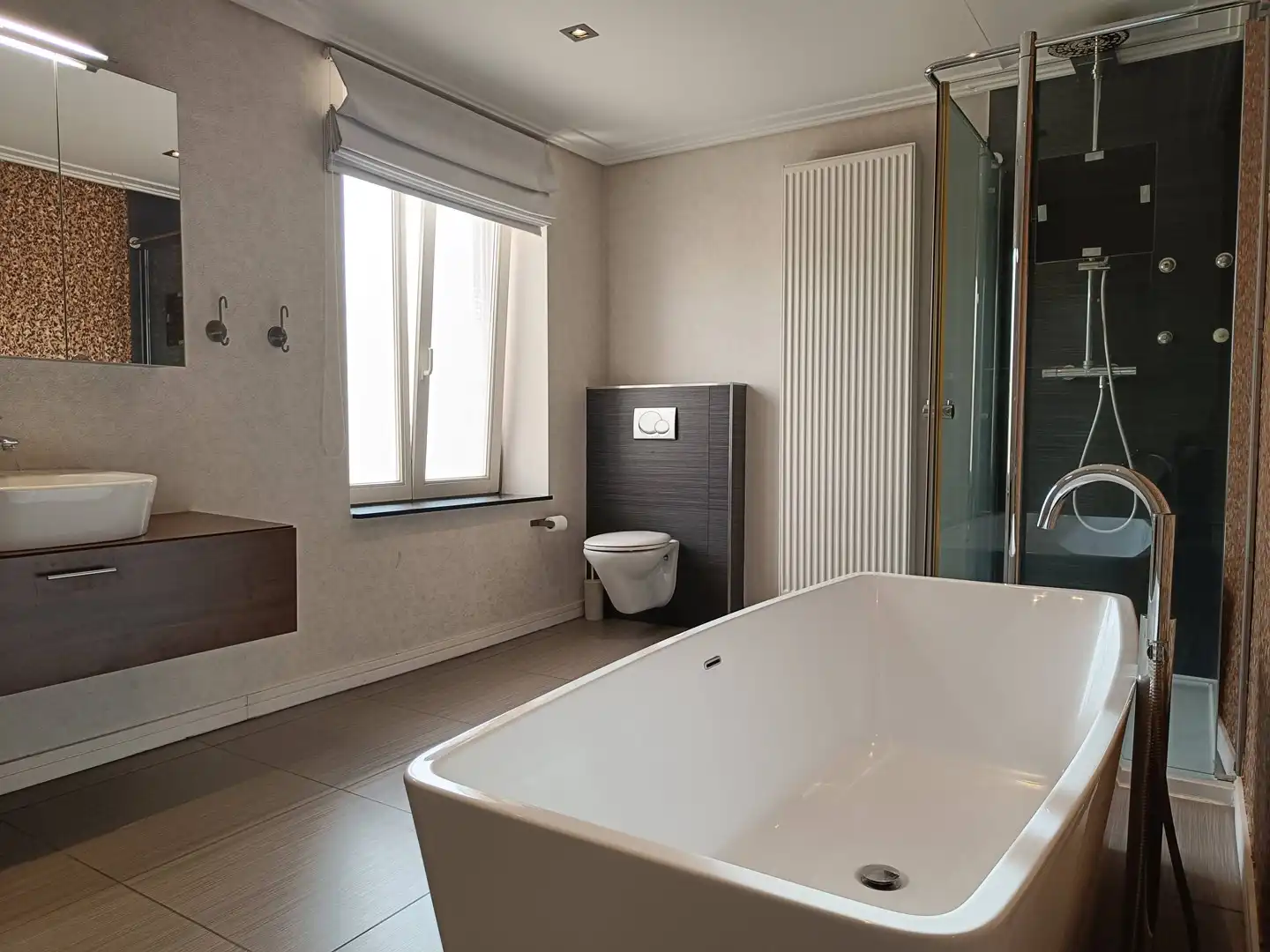 Gerenoveerd appartement met 3 slaapkamers foto 12