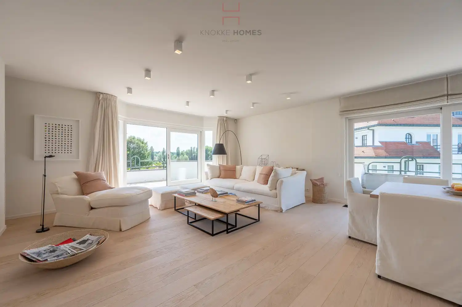 Prachtig hoekappartement met grote terrassen in het prestigieuze domein "Tennis Gardens", Zoute. foto 2