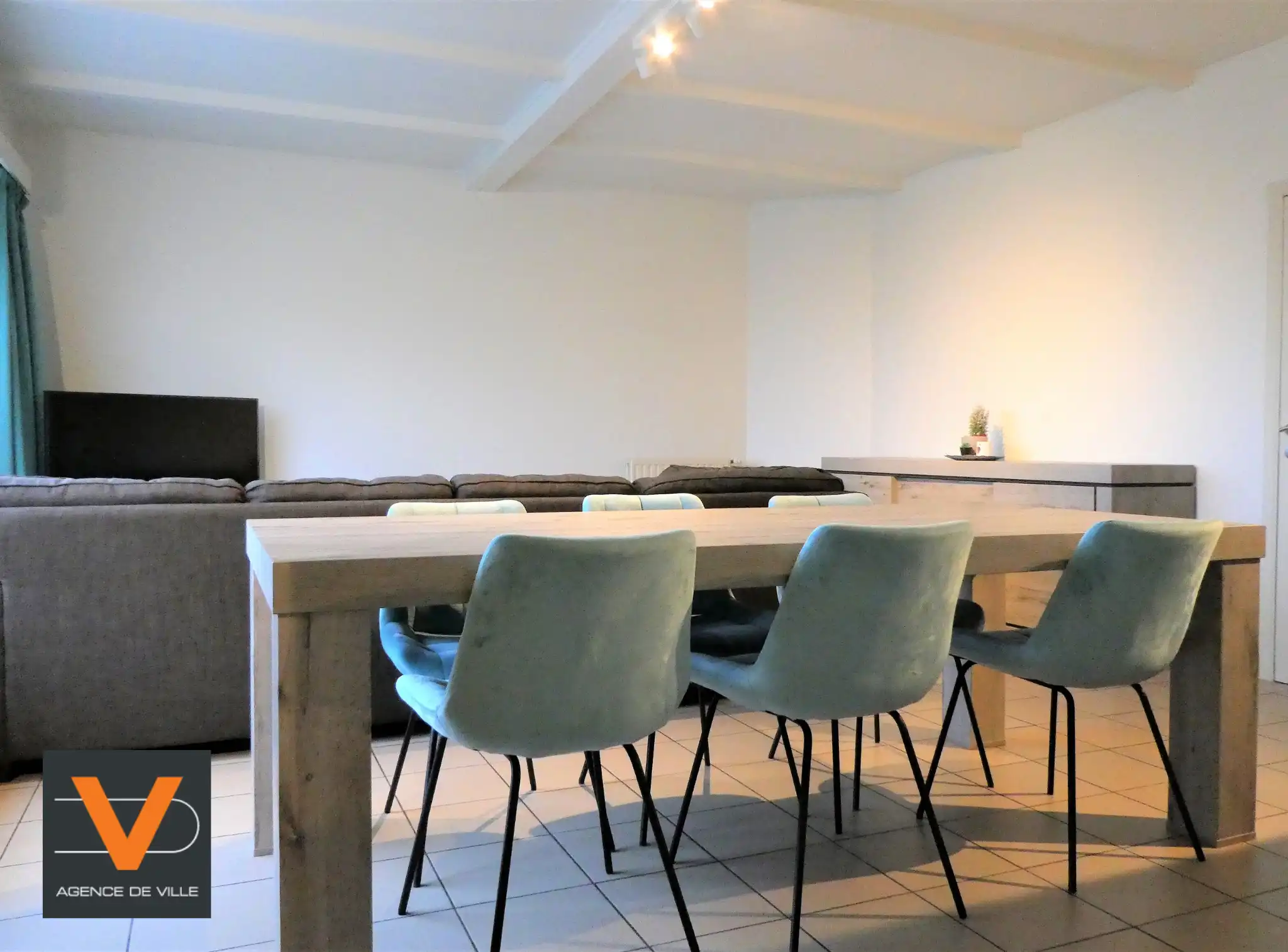 Prachtige koppelwoning met zonnig terras van 16m² en 2 autostaanplaatsen. Veel lichtinval door de grote ramen. foto 7