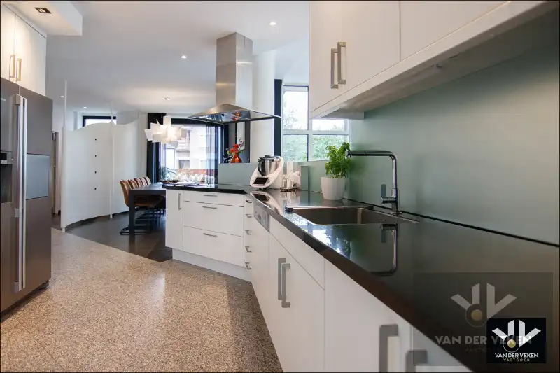 Knap afgewertet, energiezuinige, lichtrijke en ruime woning met vier slaapkamers en guesthouse/praktijkruimte met tal van mogelijkheden op centrale (maar toch bosrijke!) locatie te As foto 9