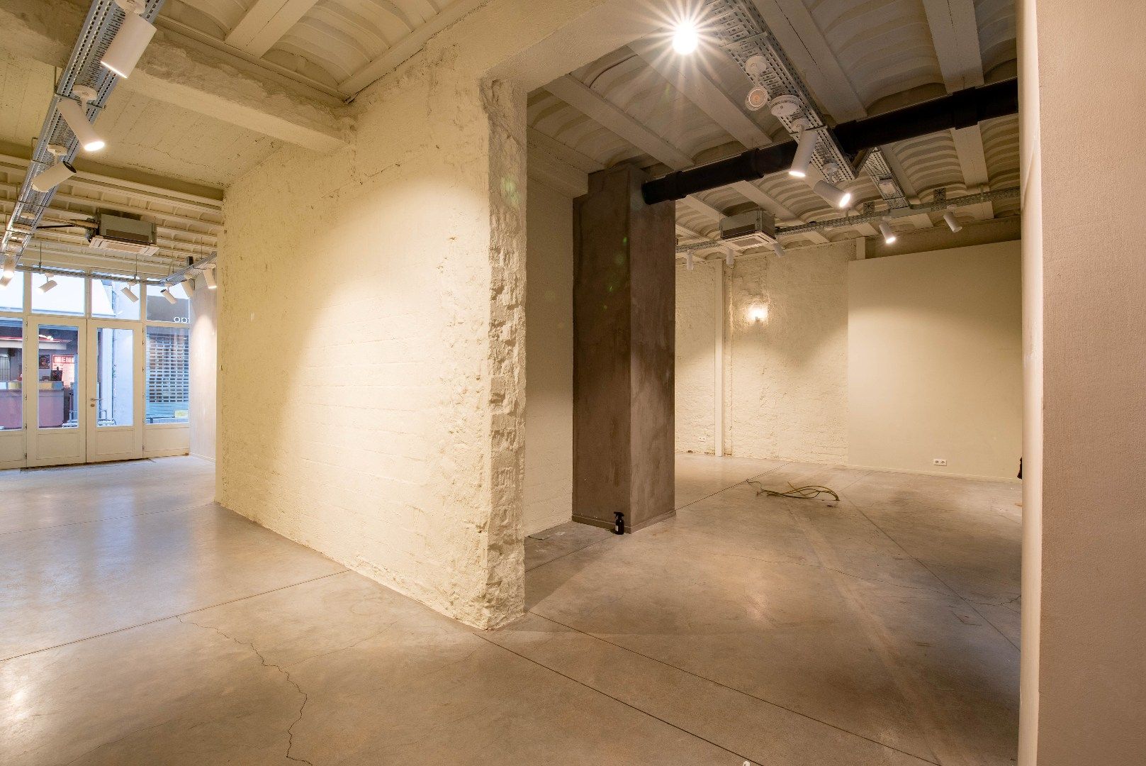 Mooie winkel met brede etalage foto 7