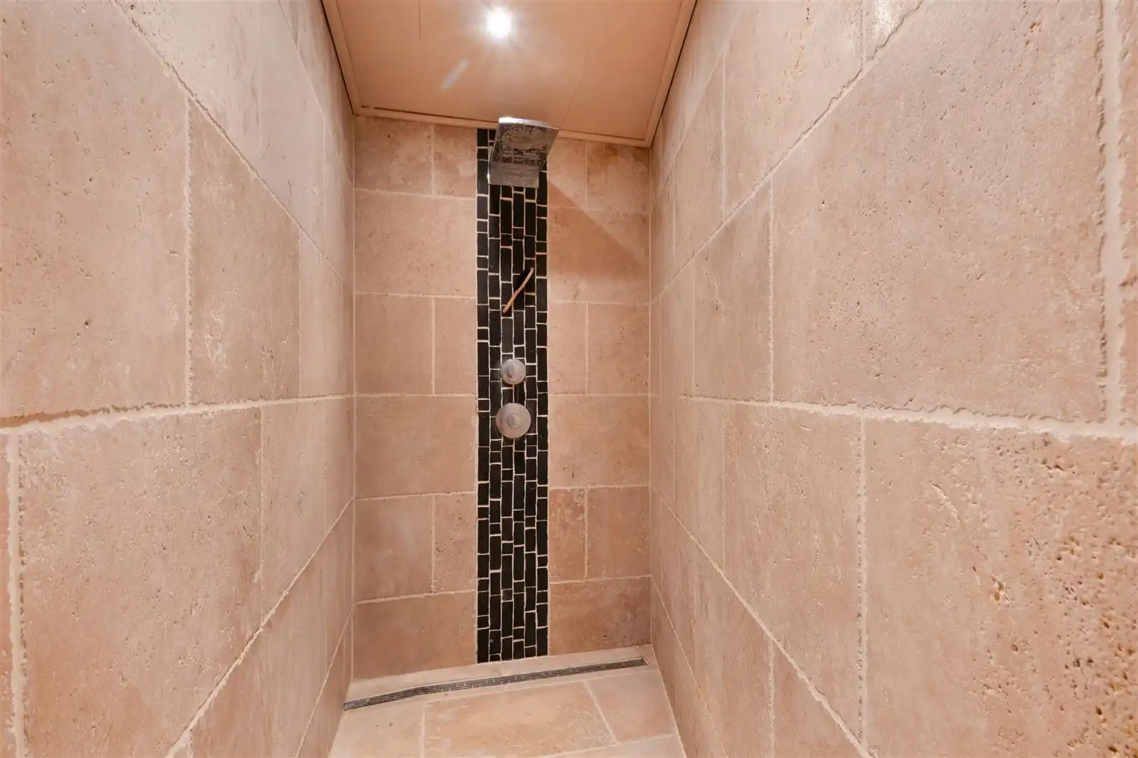 Ruime gerenoveerde gezinswoning zonder tuin foto 8