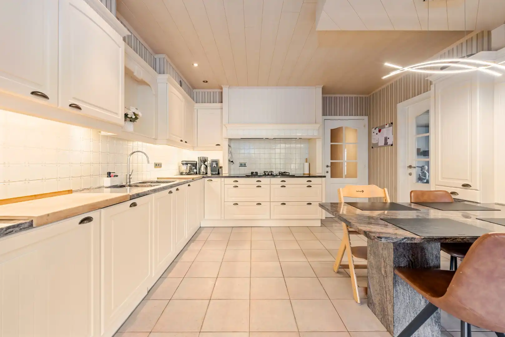 Wonen en werken combineren op toplocatie te Ichtegem - handelswoning met ruime woonst, tuin en garage foto 11