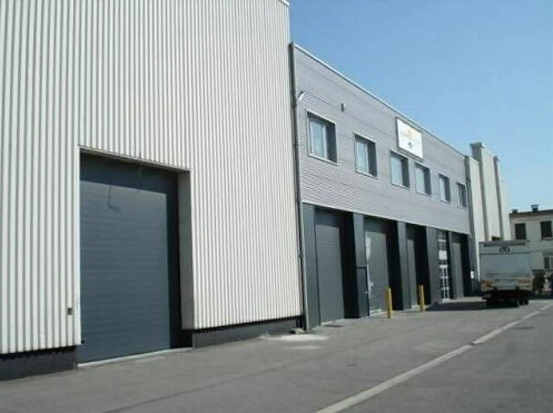 Te Huur 3 Magazijnunits te Schoten (100 m² / 340 m²) foto 2