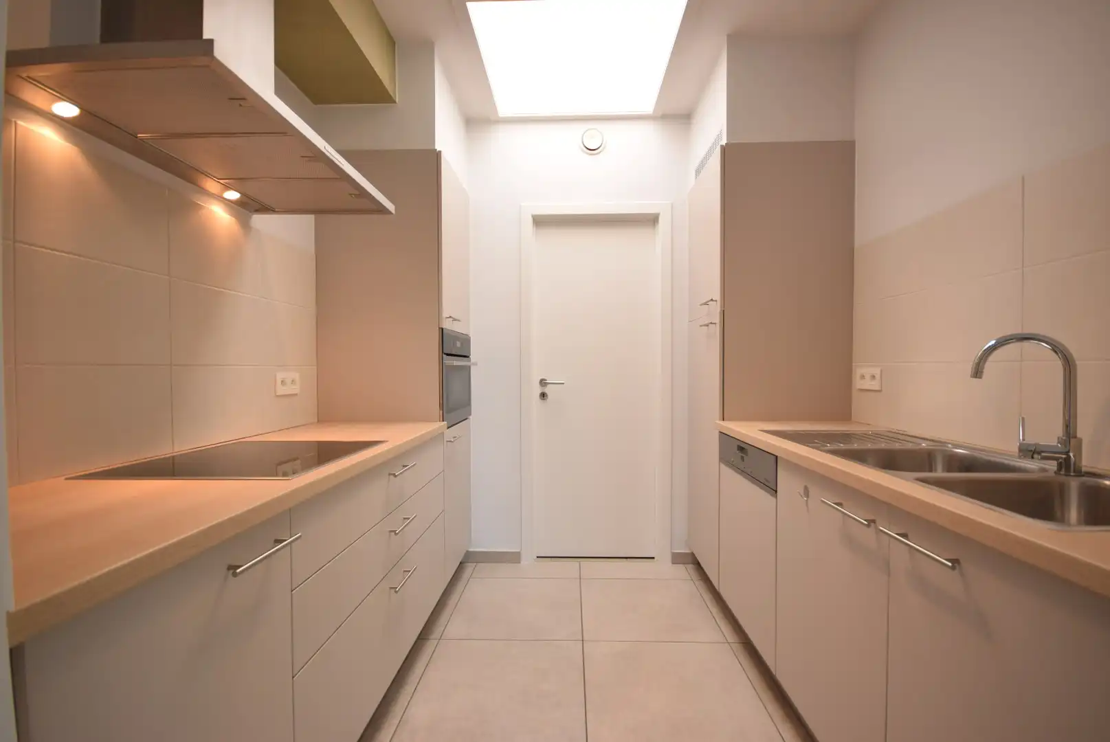 GEZELLIGE GELIJKVLOERSE WONING MET TUIN, TERRAS EN PRIVATIEVE PARKING foto 4
