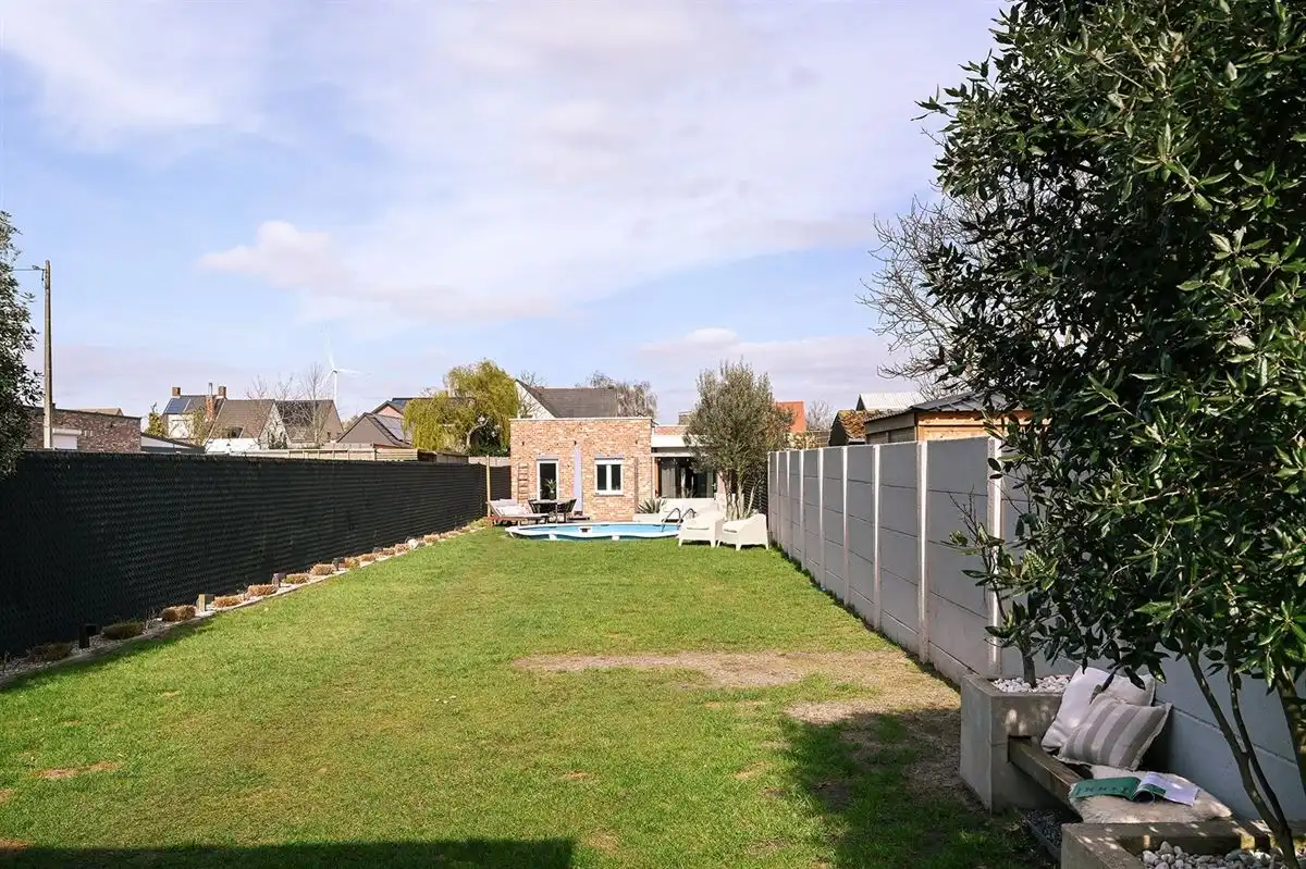 Geheel gerenoveerde woning met leuke tuin en grote garage foto 27
