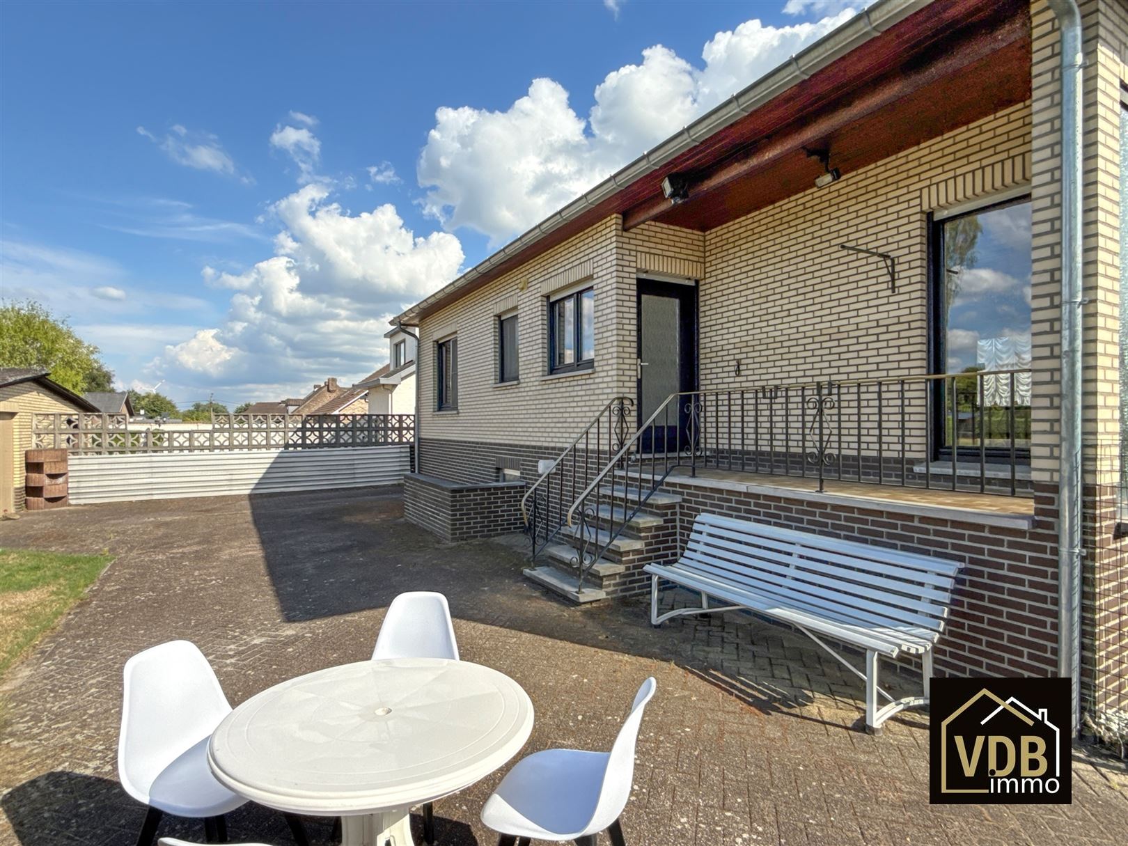 BUNGALOW -  WONING MET 3 SLAAPKAMERS EN 2 GARAGES foto 13