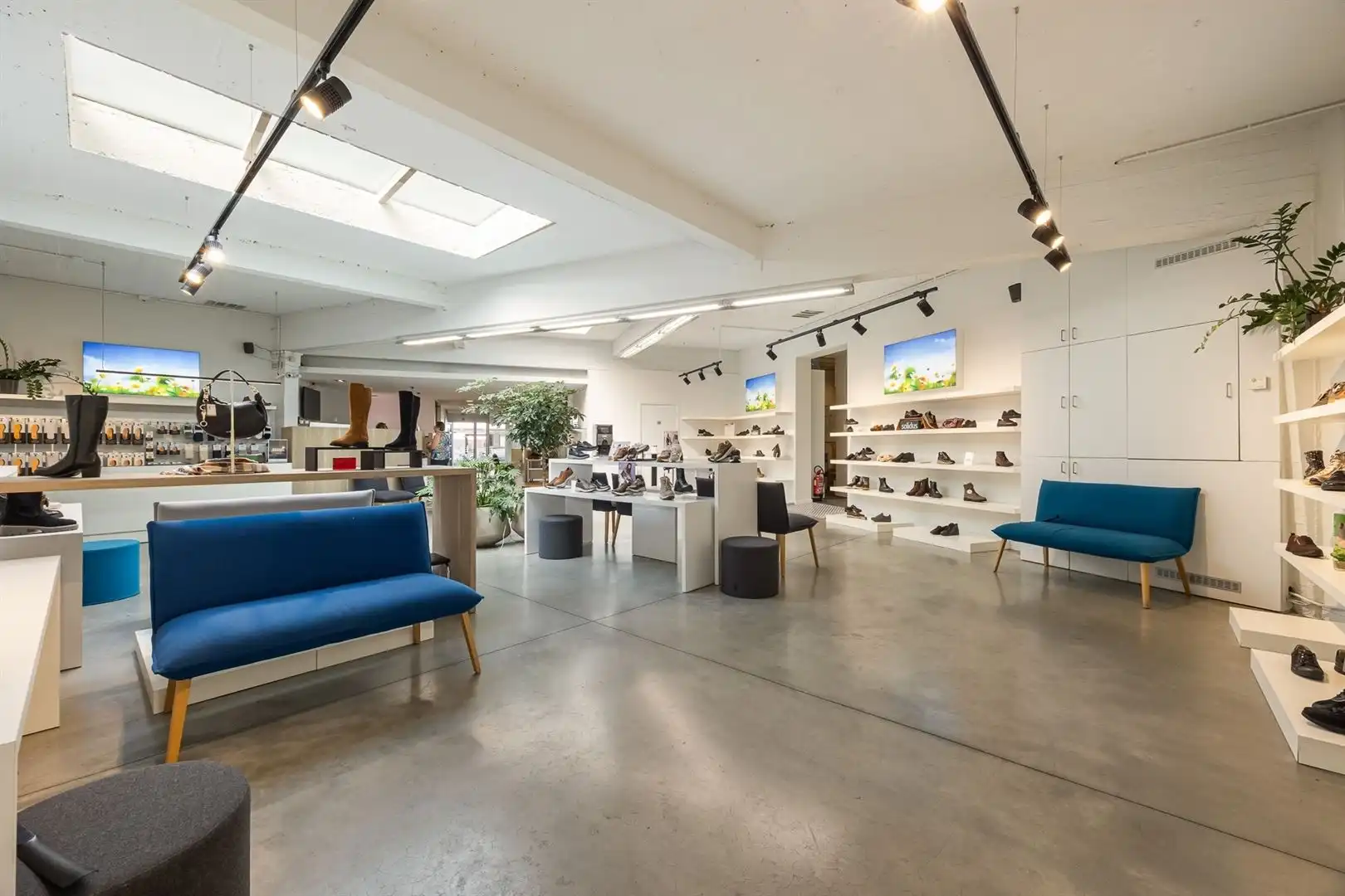 Uitstekend gelegen winkelpand met twee toegangen foto 12