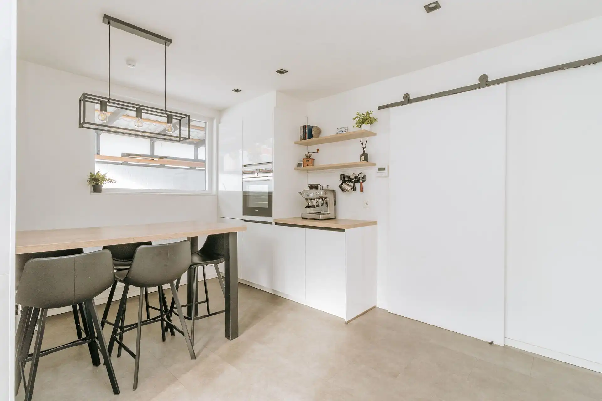 Ruime woning met 3 slpk, 2 parkeerplaatsen en buitenruimte foto 6