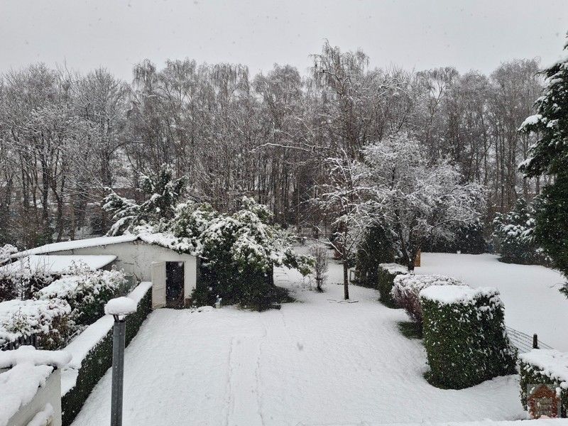 Goed gelegen half open bebouwing met 4 slaapkamer, garage en tuin foto 3