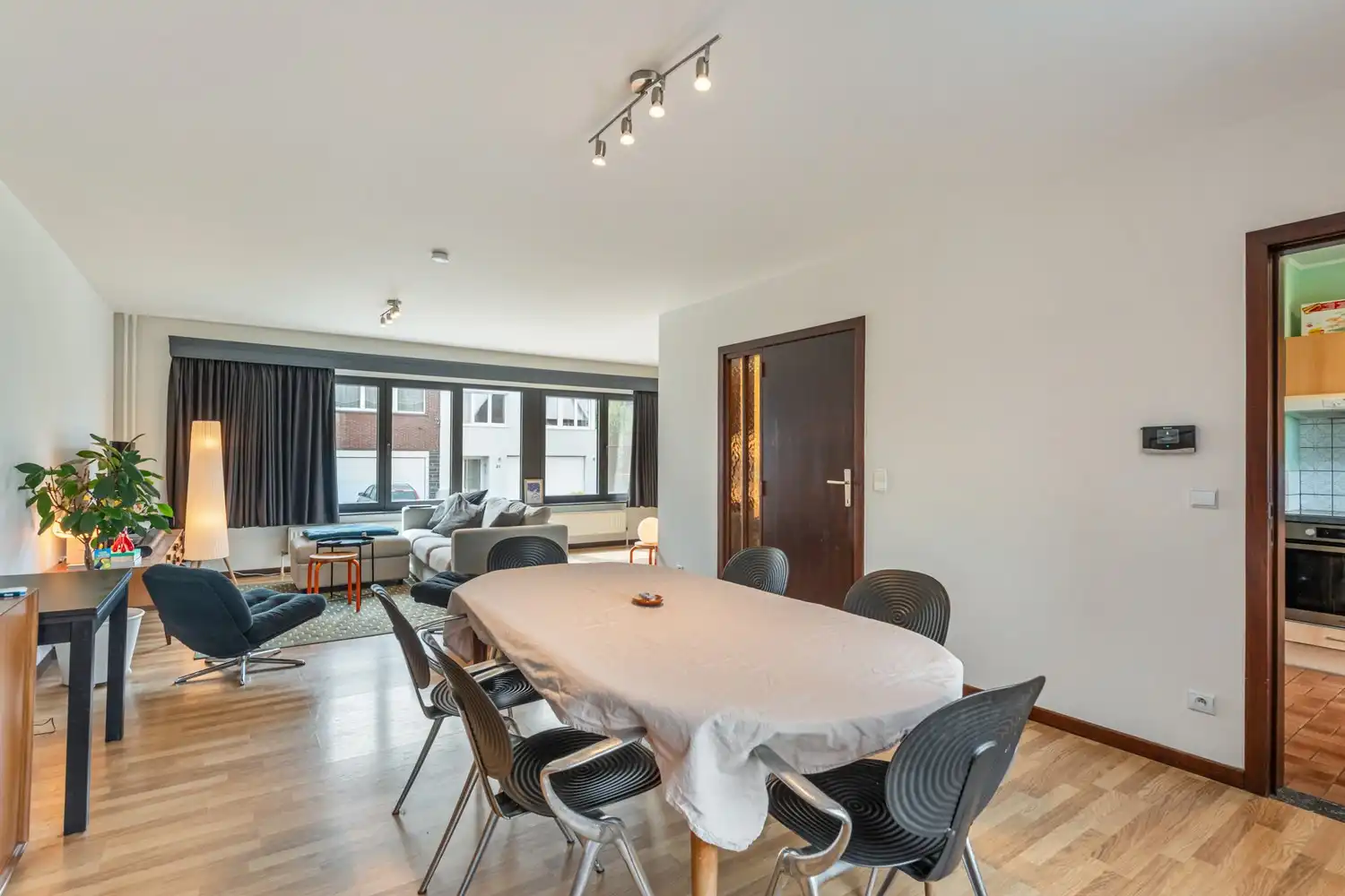 Gerenoveerde en energiezuinige woning met 3 slaapkamers, een diepe tuin en een garage met een oprit op een toplocatie te Kessel-Lo! foto 11