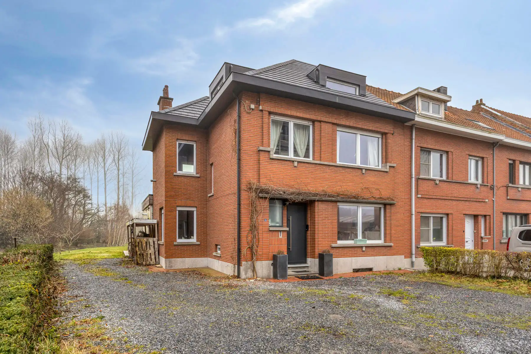 Leemans Immobiliën stelt u deze halfopen en bijzonder gezellige woning voor, gelegen in het hart van Merchtem.  foto 3