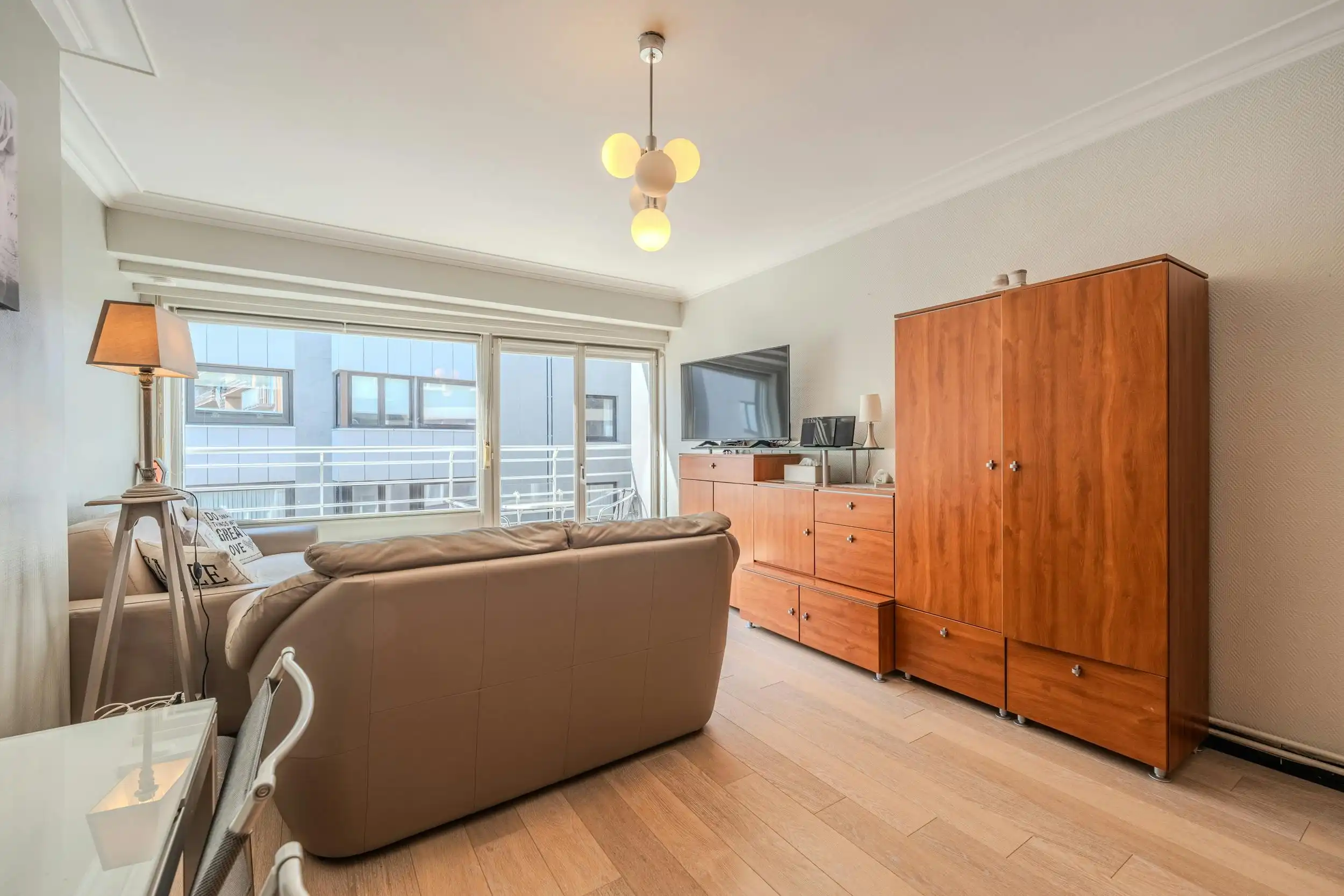 Lichtrijke studio te koop met zijdelings zeezicht en terras! foto 12