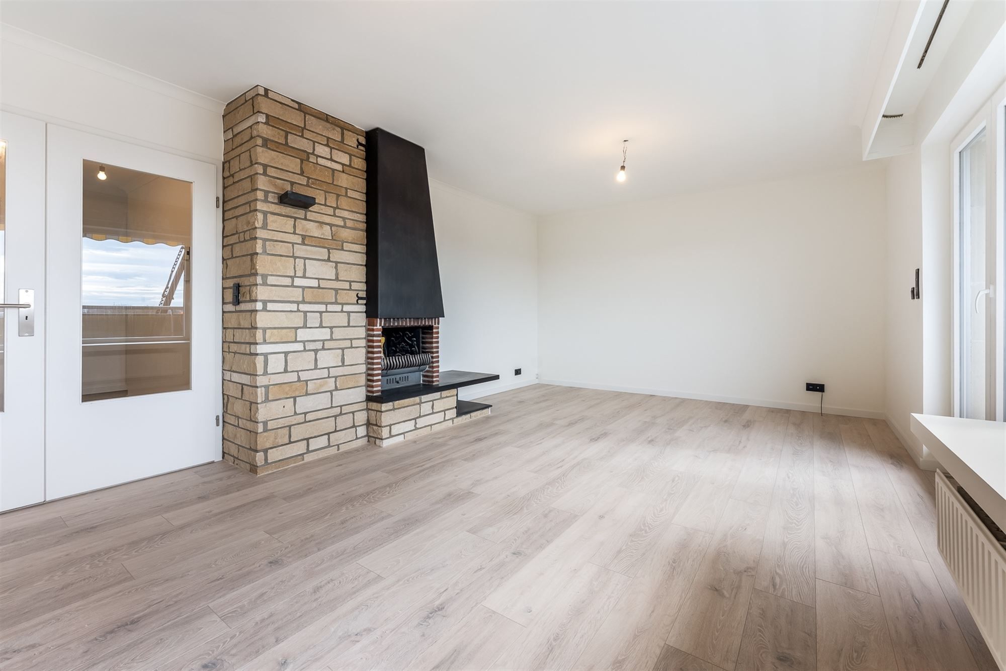 INSTAPKLAAR EN VERNIEUWD 1 SLAAPKAMER APPARTEMENT OP WANDELAFSTAND VAN HET CENTRUM foto 4