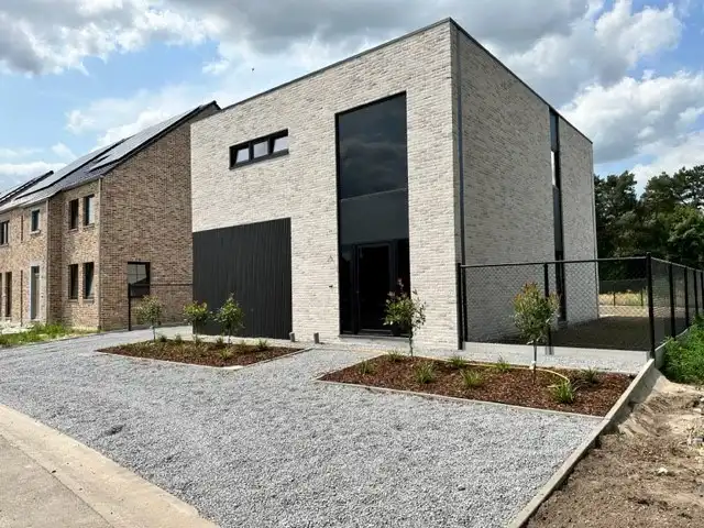 Comfortabele, hoog afgewerkte en energiezuinige nieuwbouwwoning gelegen in een rustige omgeving in Neeroeteren.  foto 2