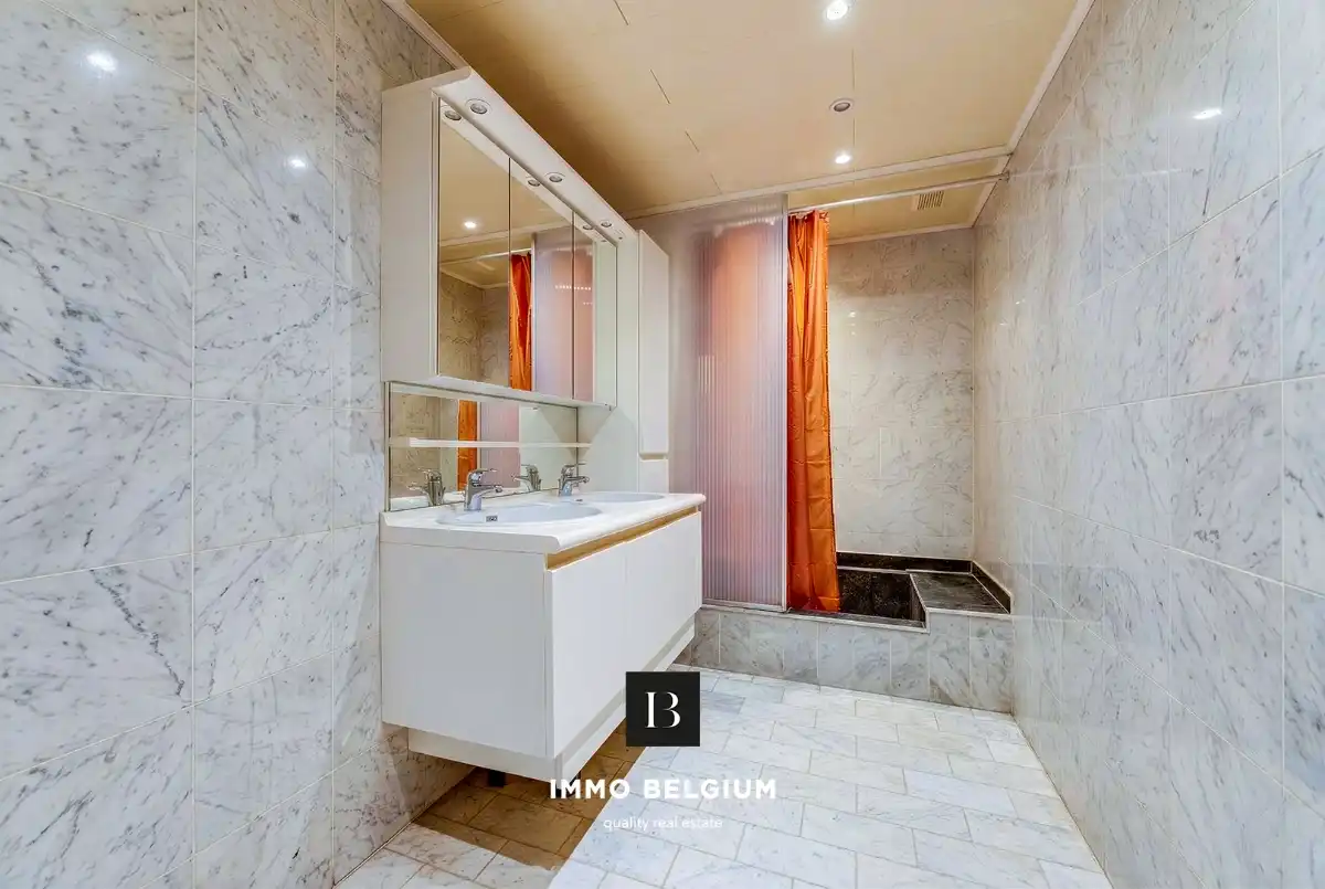 Ruim appartement met inpandige garagebox foto 8