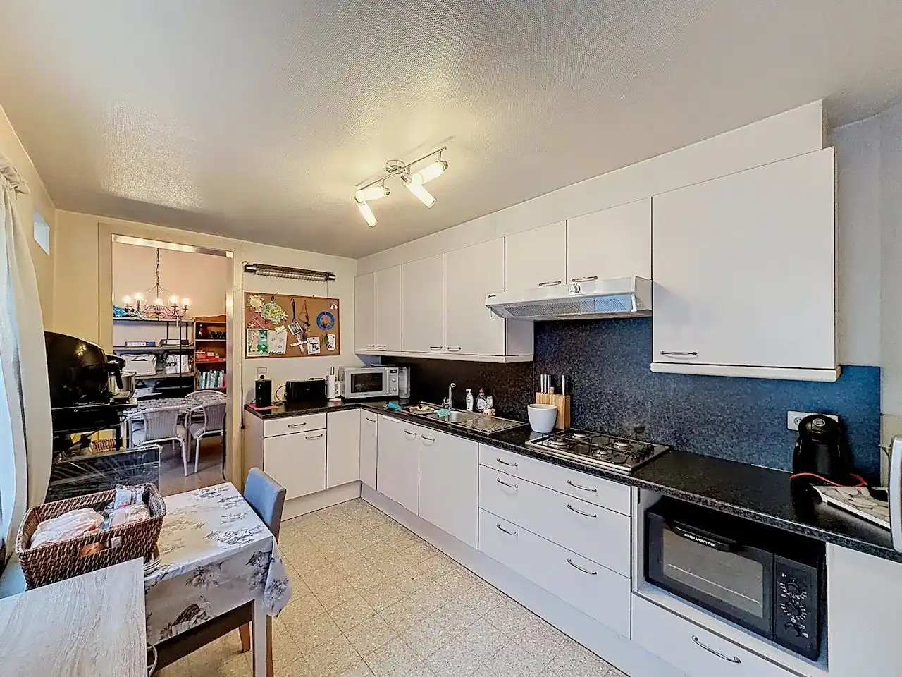 Charmante rijwoning met grote tuin en garage inhuis foto 10