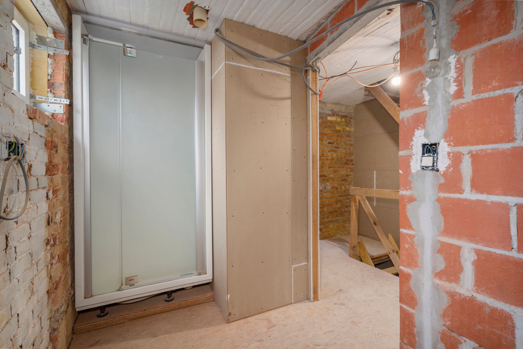 Verder te renoveren woning met drie slaapkamers te Smetlede! foto 15