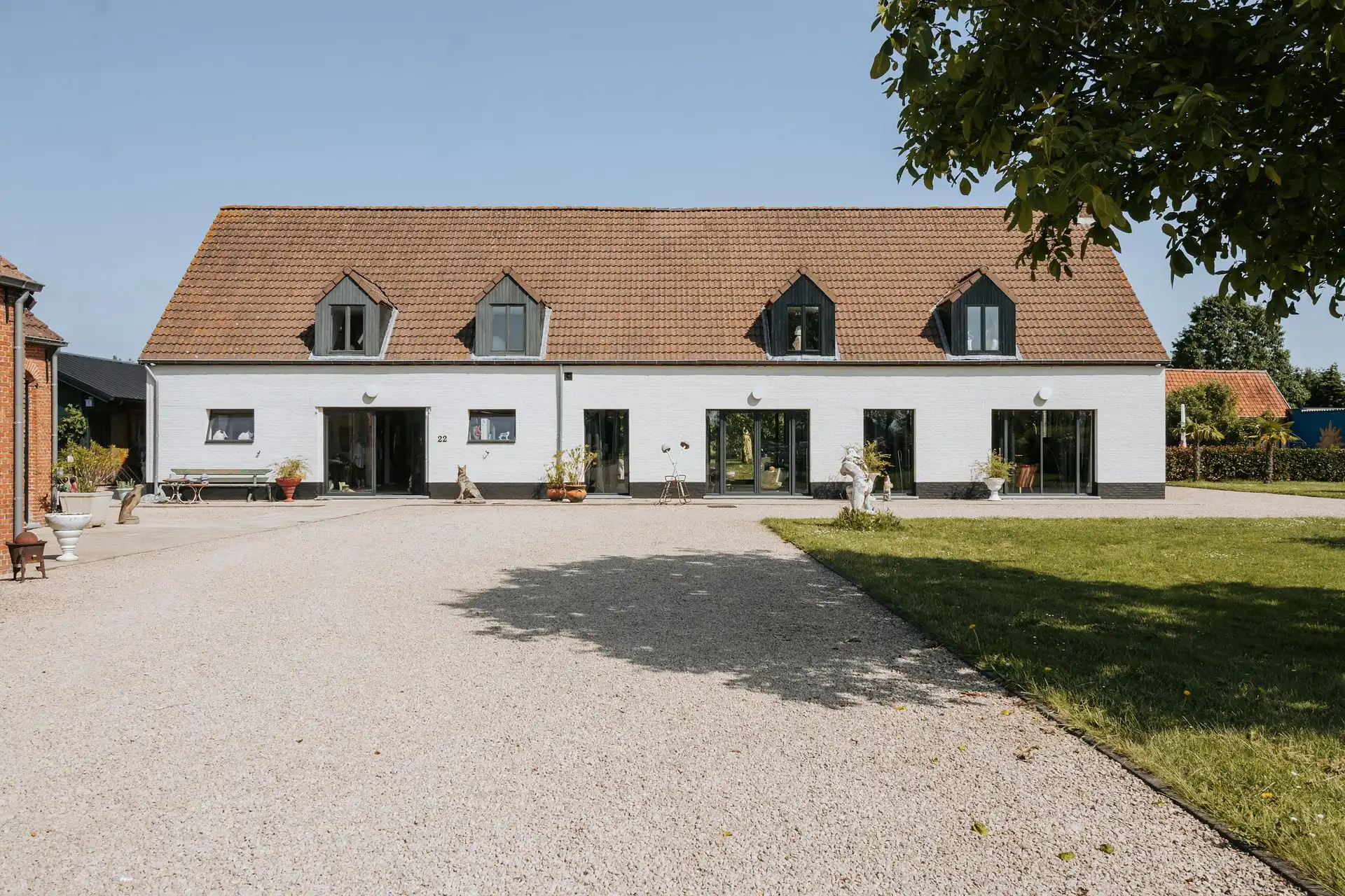Uniek landgoed met hoeve, atelier, gastenverblijf en stallen foto {{pictureIndex}}
