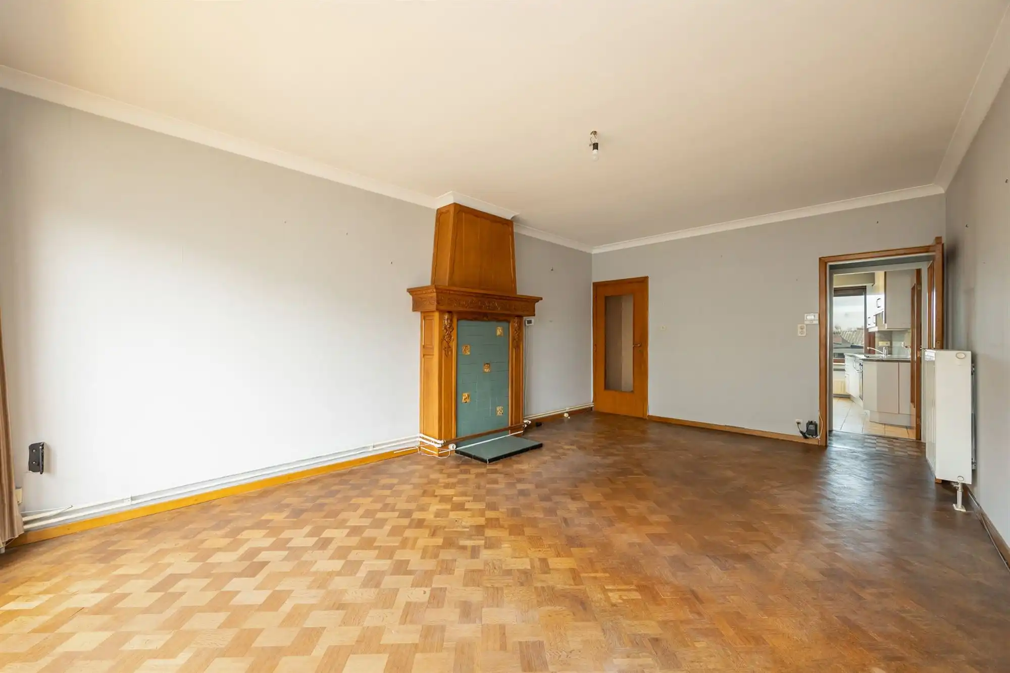 Te renoveren rijwoning met garage en tuin foto 5