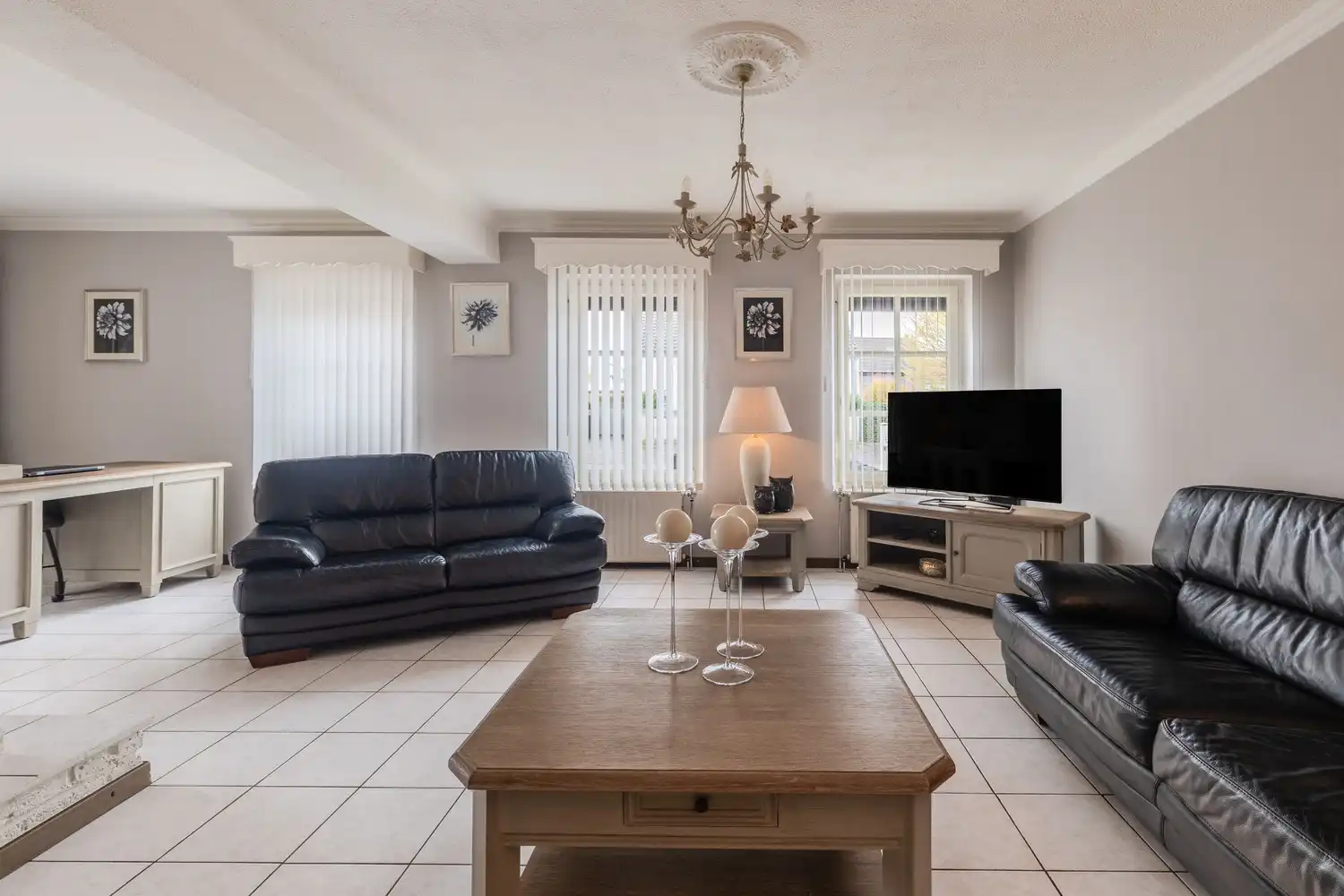 Instapklare woning met drie slaapkamers, ruime tuin en twee garageboxen in hartje Rekem! foto 8