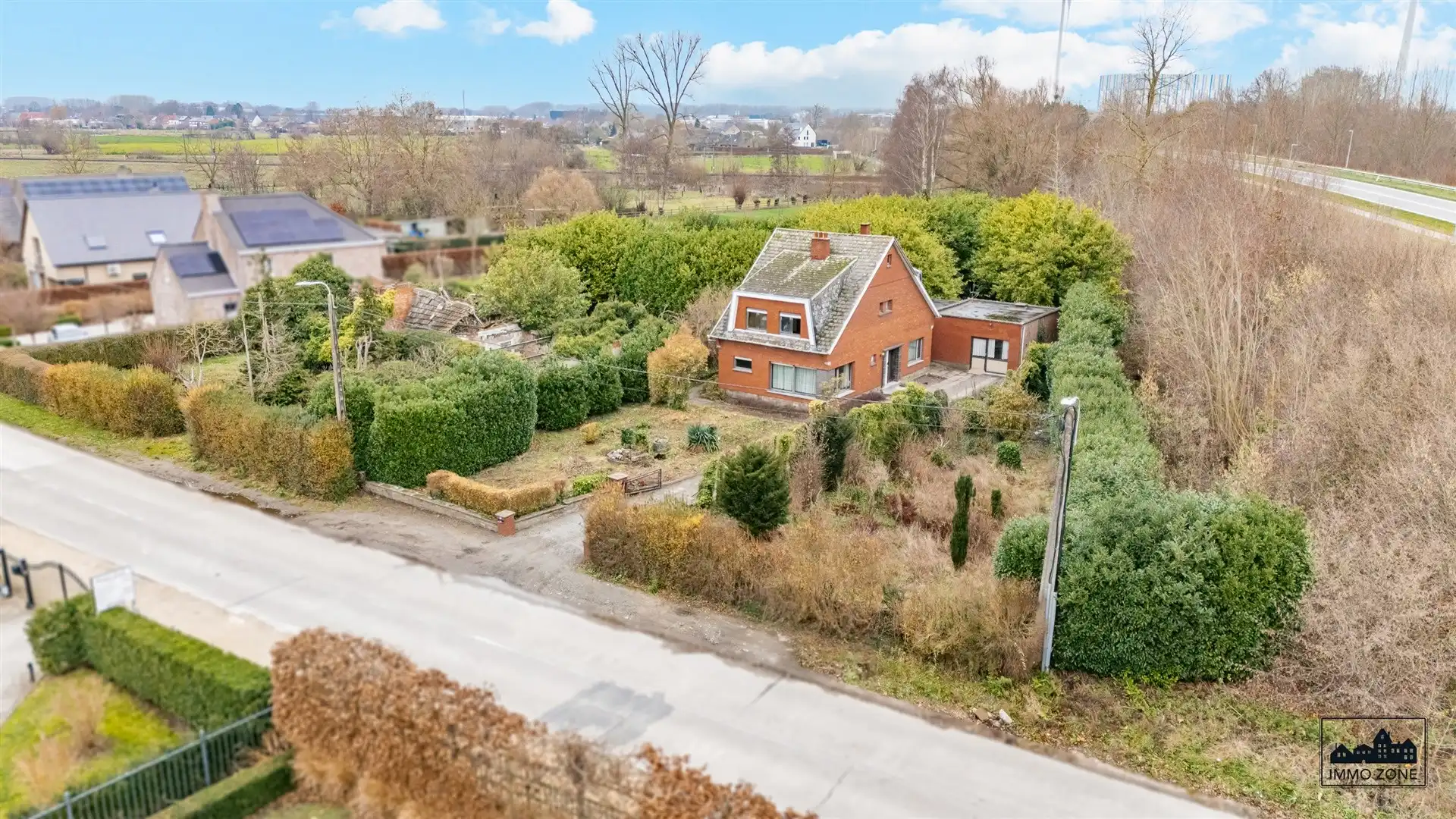 Hoofdfoto van de publicatie: Te renoveren woning op ruim perceel met groene zone