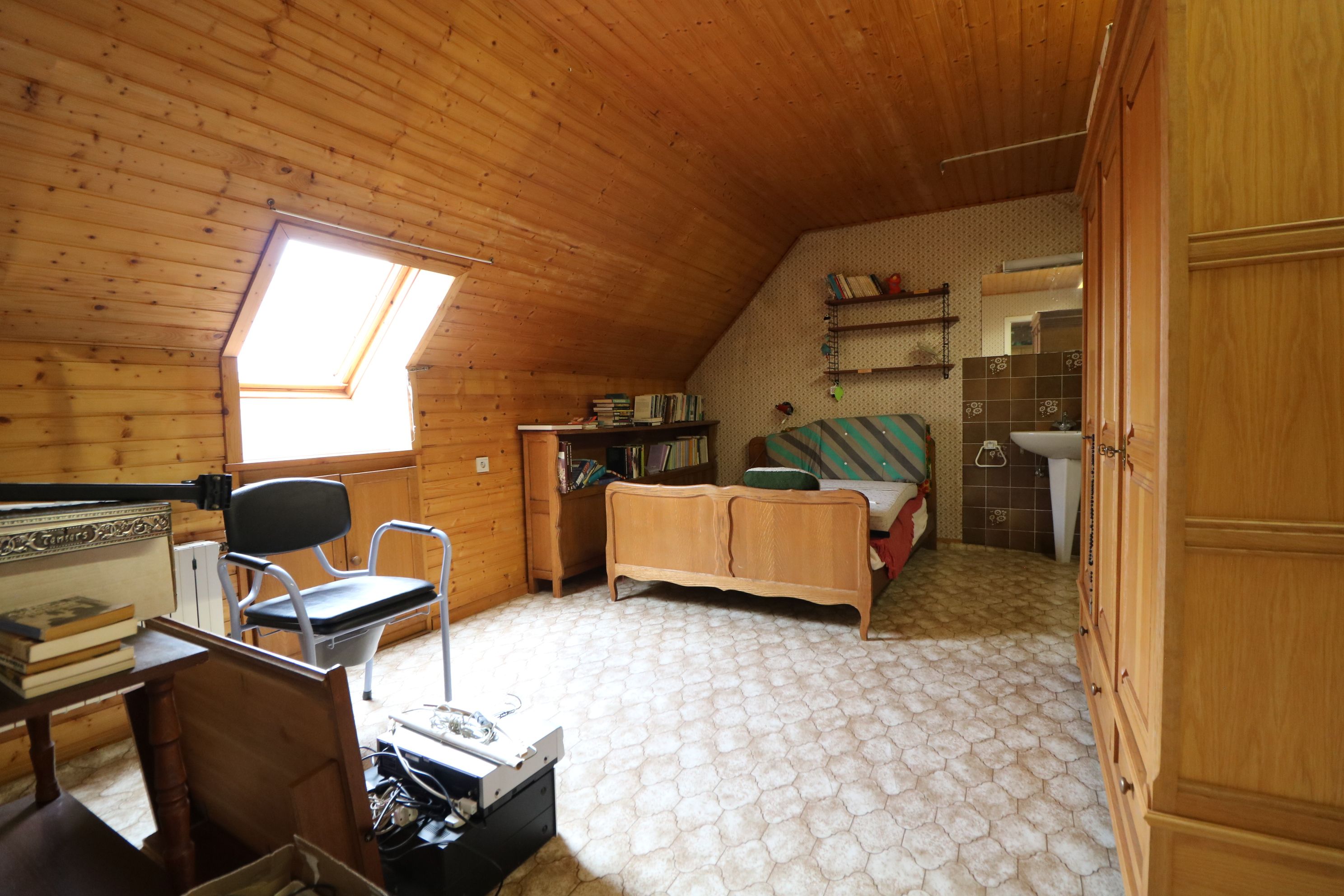  Zeer ruime woning met 5 slaapkamers, garages (8 wagens) en werkplaats. foto 11