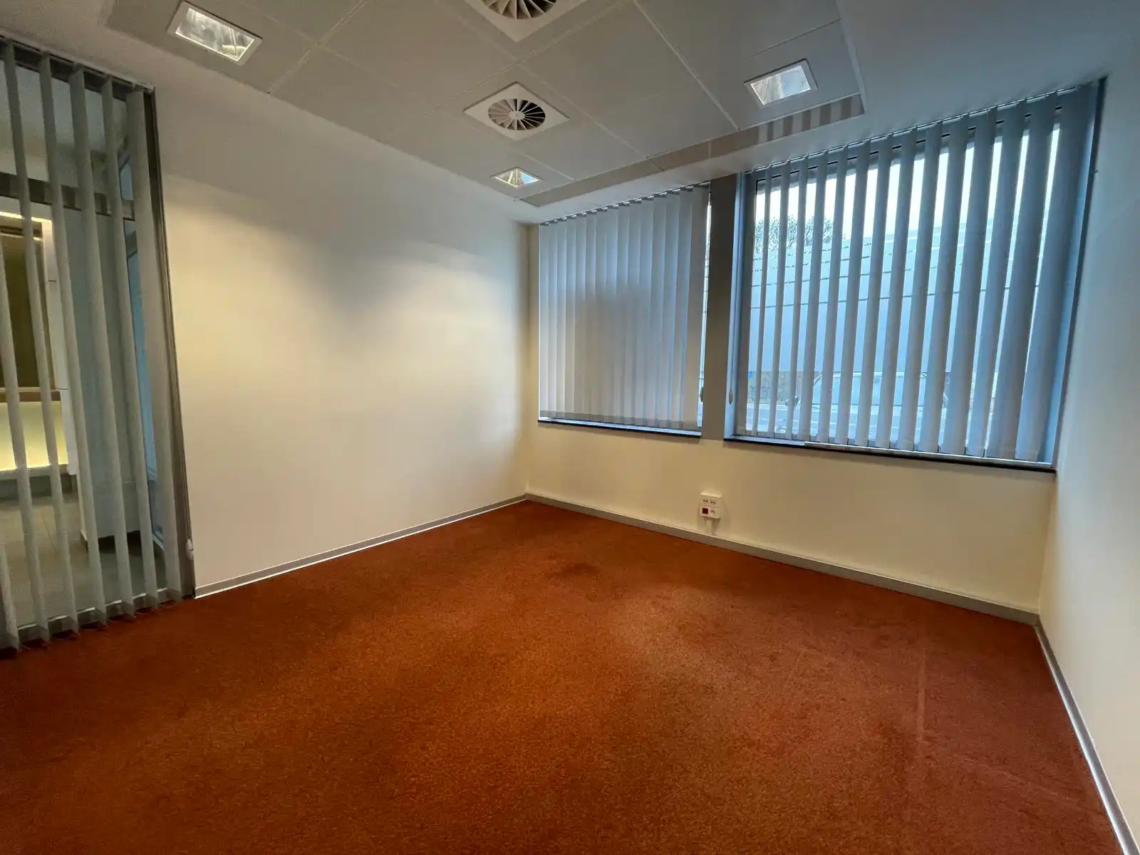 ERONDEGEM - Moduleerbaar handelspand op toplocatie. foto 5