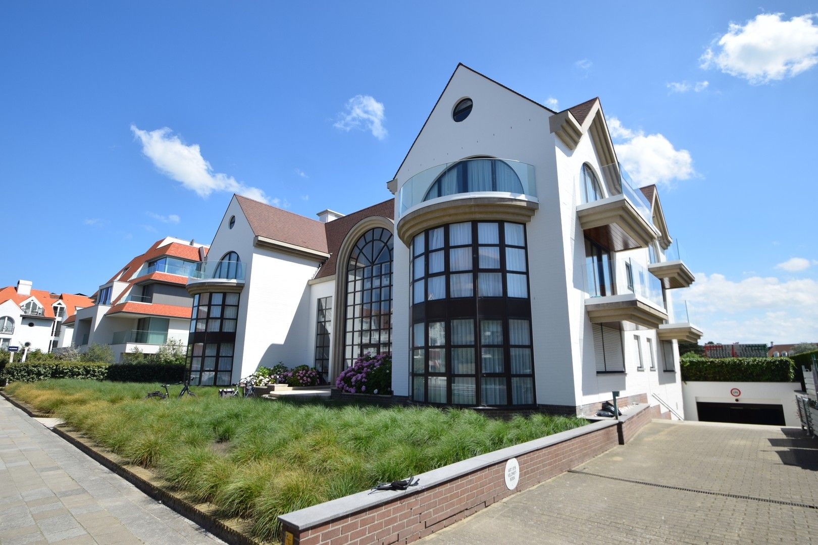 Overname aandelen met in zijn actief een ruim hoekappartement met zicht op de Approach Golf en zuidgerichte terrassen in hartje Zoute. foto 3