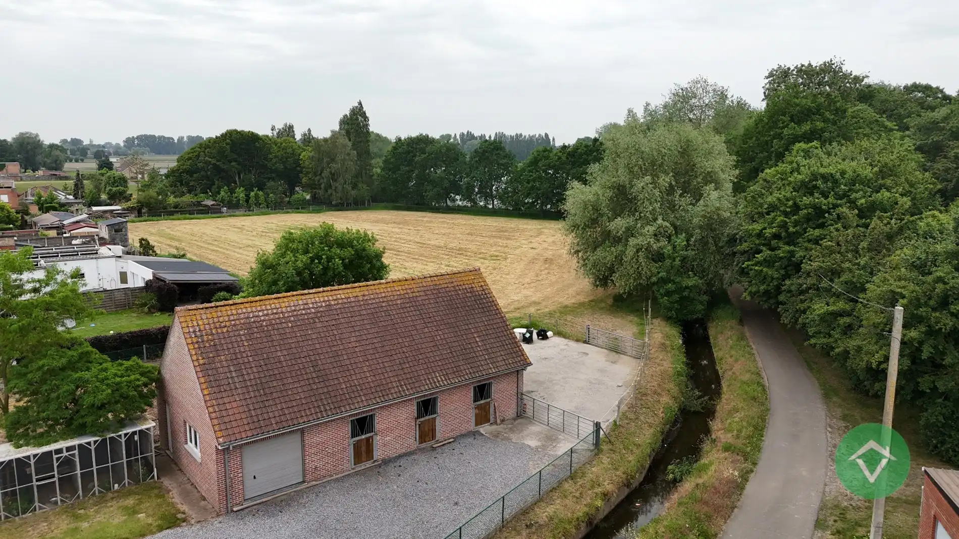 Alleenstaande woning met naastliggend stuk bouwgrond en weide te Eernegem foto 4