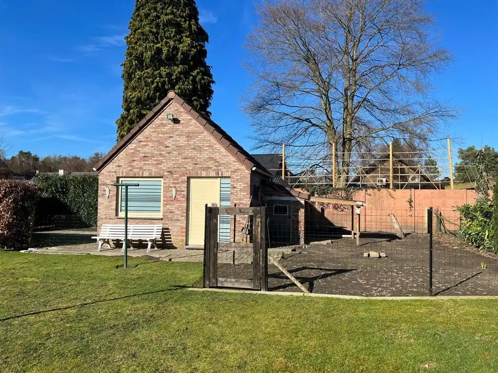 Charmante, vrijstaande woning met garage, carport en tuinhuis foto 5