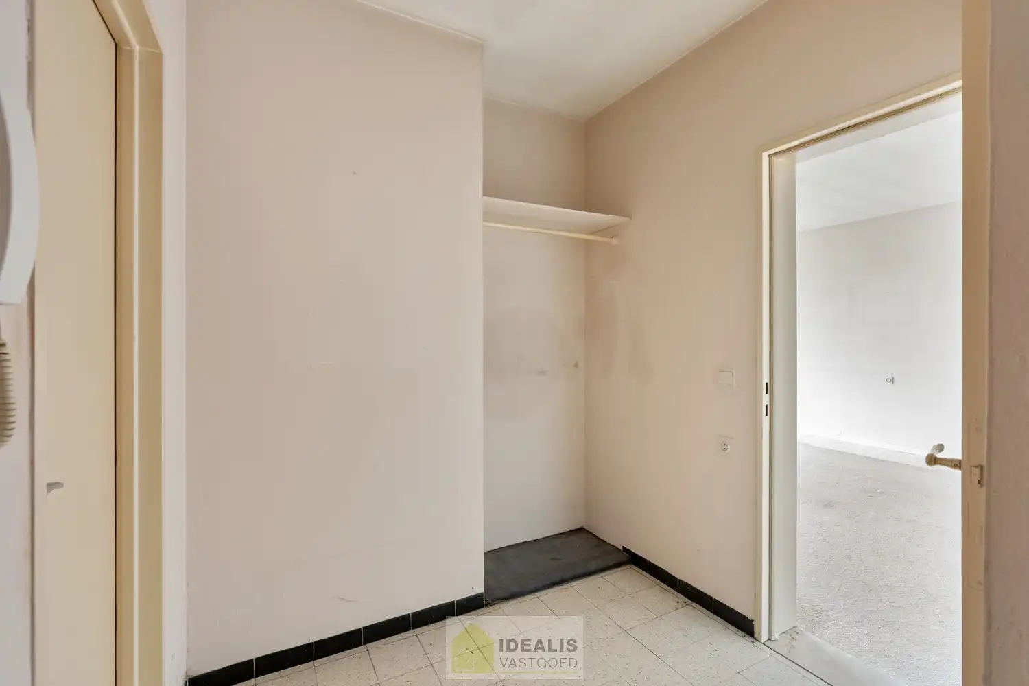 IDEALIS VASTGOED -  INVESTERINGSEIGENDOM BESTAANDE UIT 2 GELIJKVLOERSE HANDELSPANDEN EN 5 BOVENLIGGENDE APPARTEMENTEN IN HET CENTRUM VAN PELT! – te renoveren investeringseigendom op een toplocatie in Pelt (Neerpelt). Gelijkvloers 2 handelspanden, op de 1ste verdieping een 3 slpk.-appartement, 2de verdieping een 3 slpk.-appartement en een 1 slpk.-appartement en op de 3de verdieping een 3 slpk.-appartement en een 1 slpk.-appartement. Geschikt voor zij die zoeken naar een interessante investering in het centrum van Pelt. foto 36