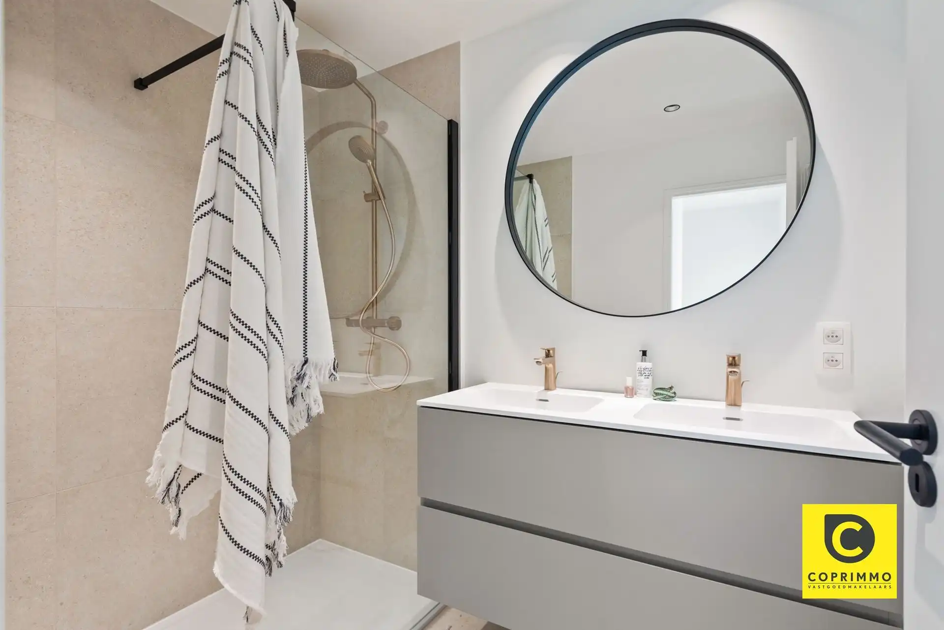 Gerenoveerd 2 slaapkamer app met 2 terrassen! foto 9