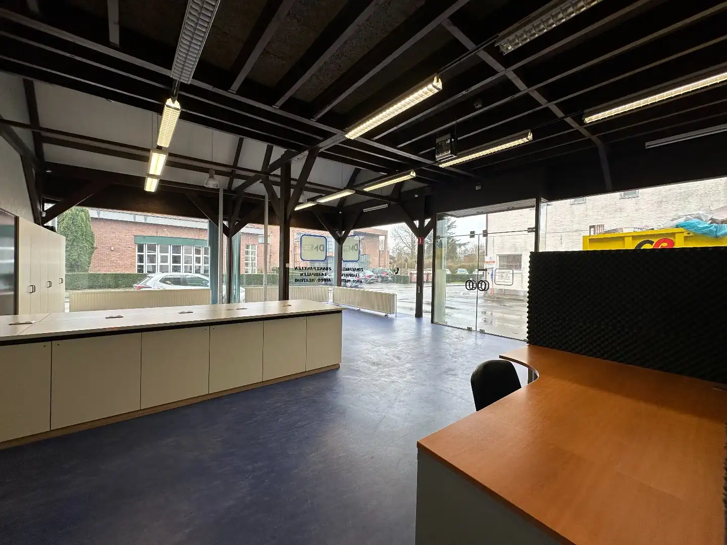 Magazijn met toonzaal te koop in centrum Heule. foto 21