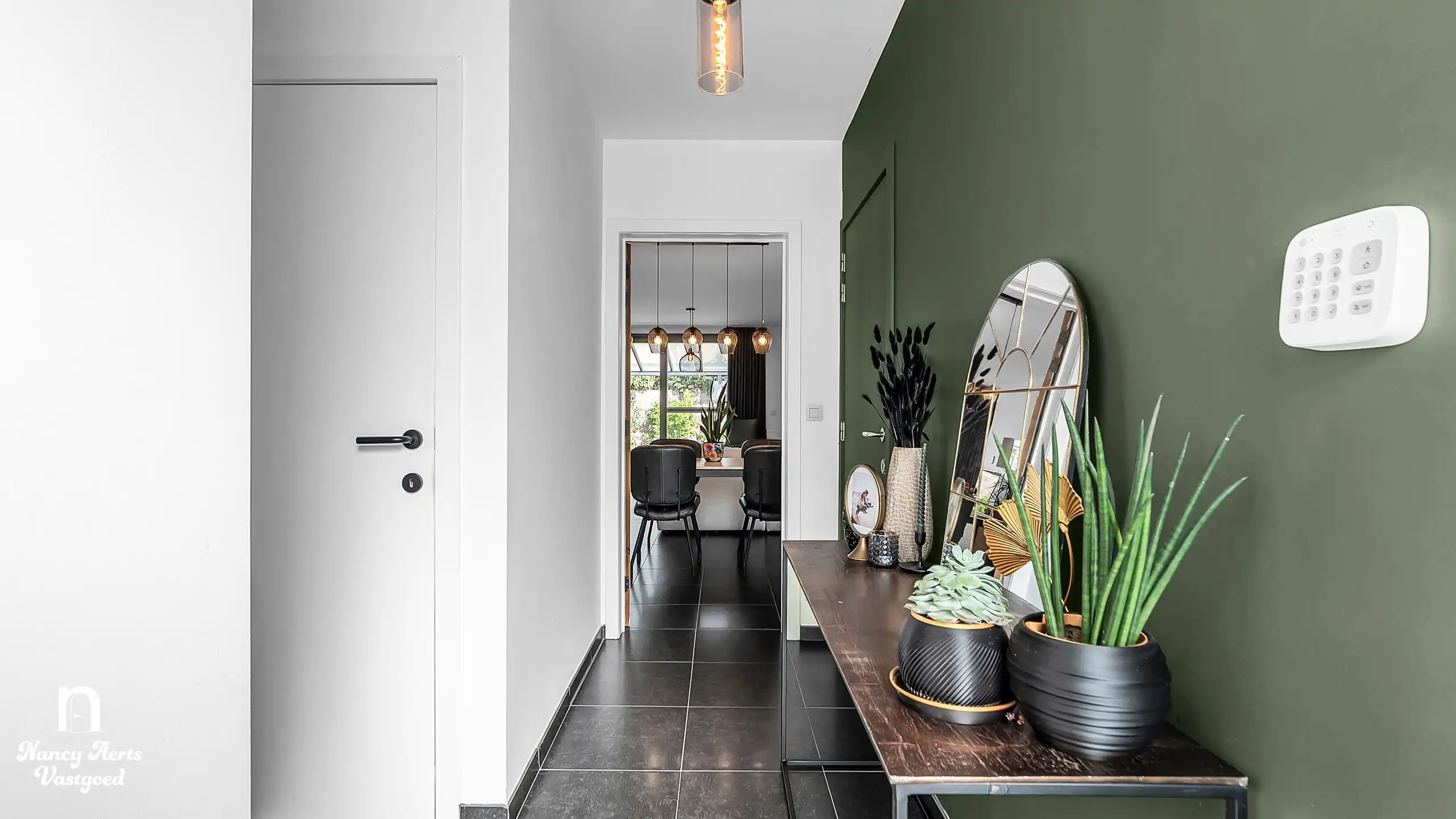 Ruime halfopen gezinswoning met 3 slk in een groene omgeving foto 8